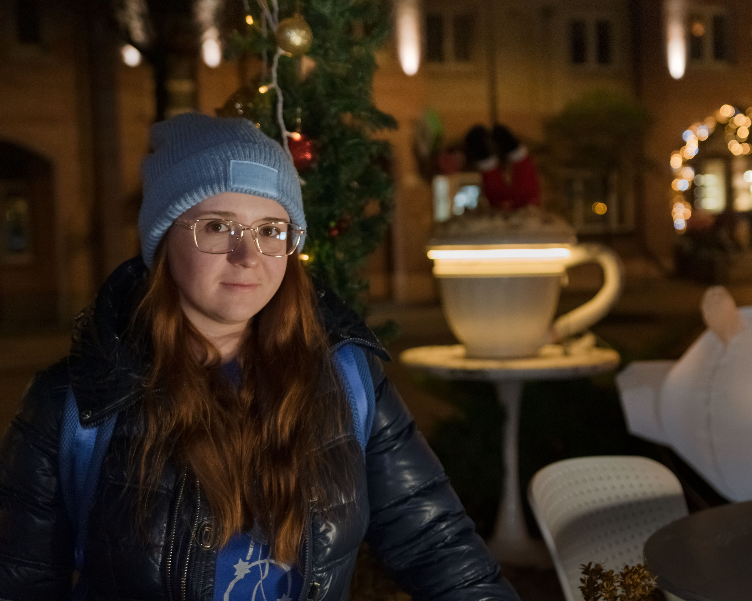 девушка в новогодних декорациях