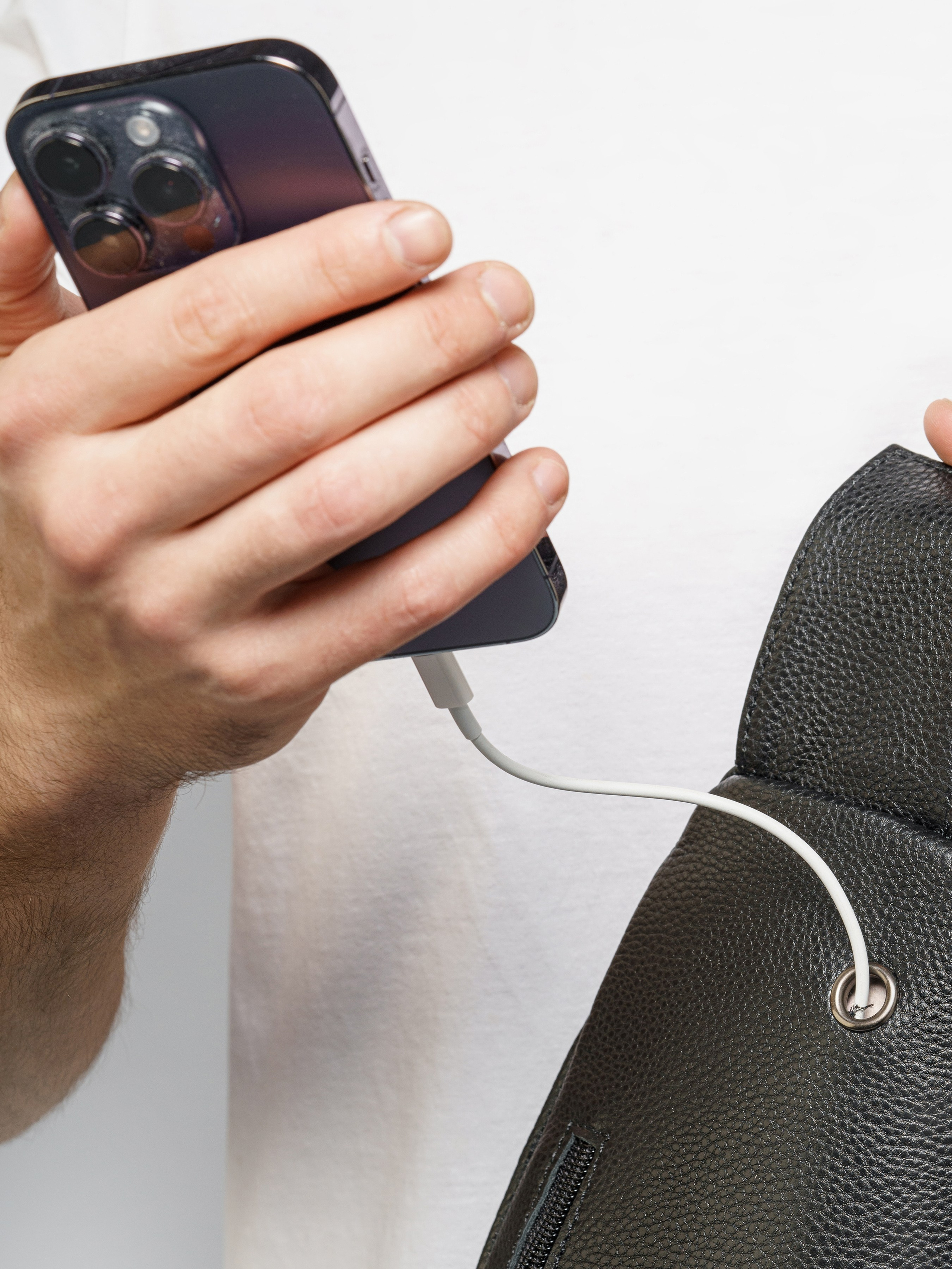 Сумки-бананки, модель Кирилл. KED Production — продакшн из СПб. Создаём фото, видео и контент, который помогает брендам и селлерам продавать больше