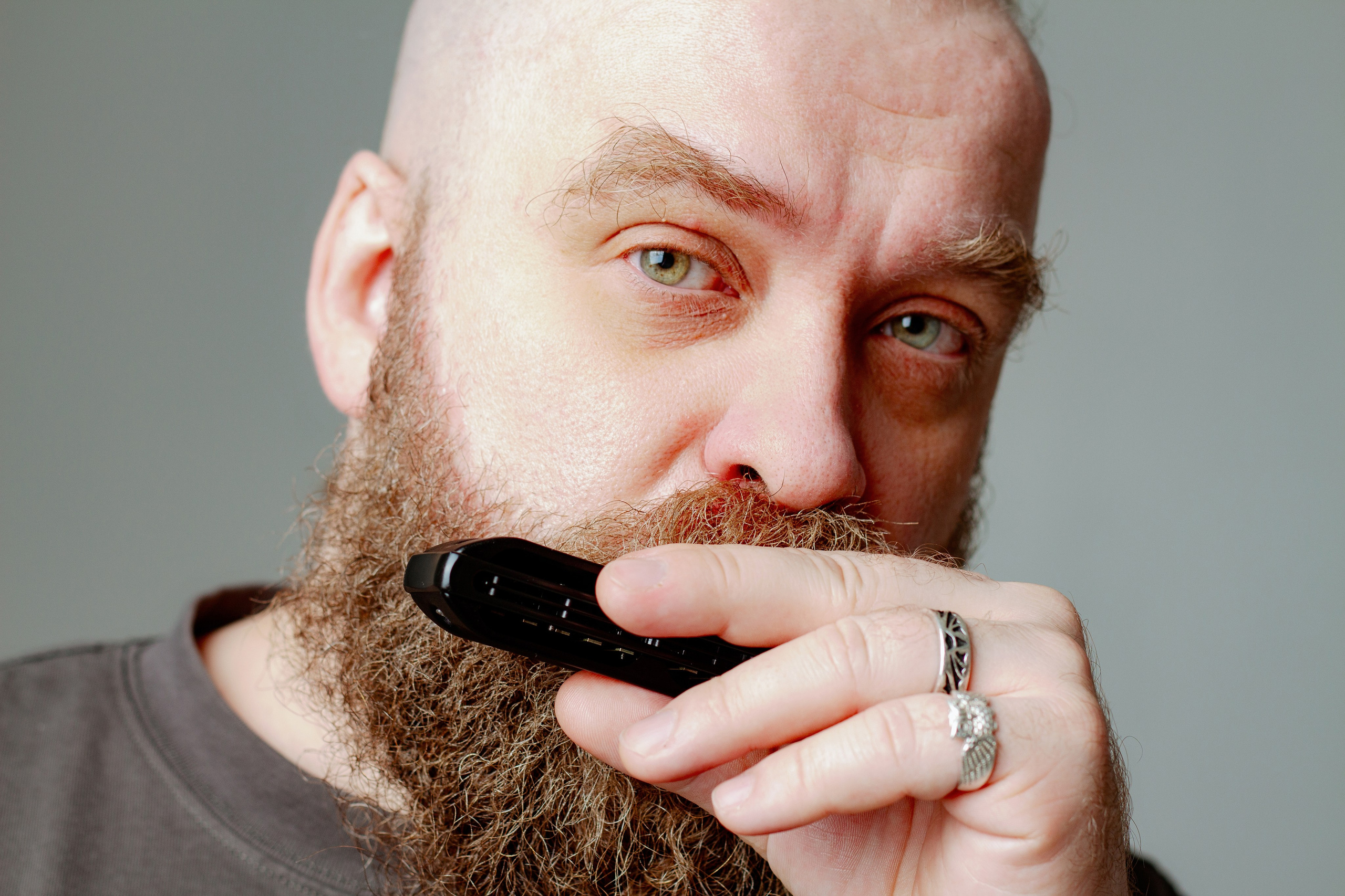 Борис Плотников. Губная гармоника. Мужской портрет, фотосессия для музыканта. Фотограф в Екатеринбурге Пойгина Елена