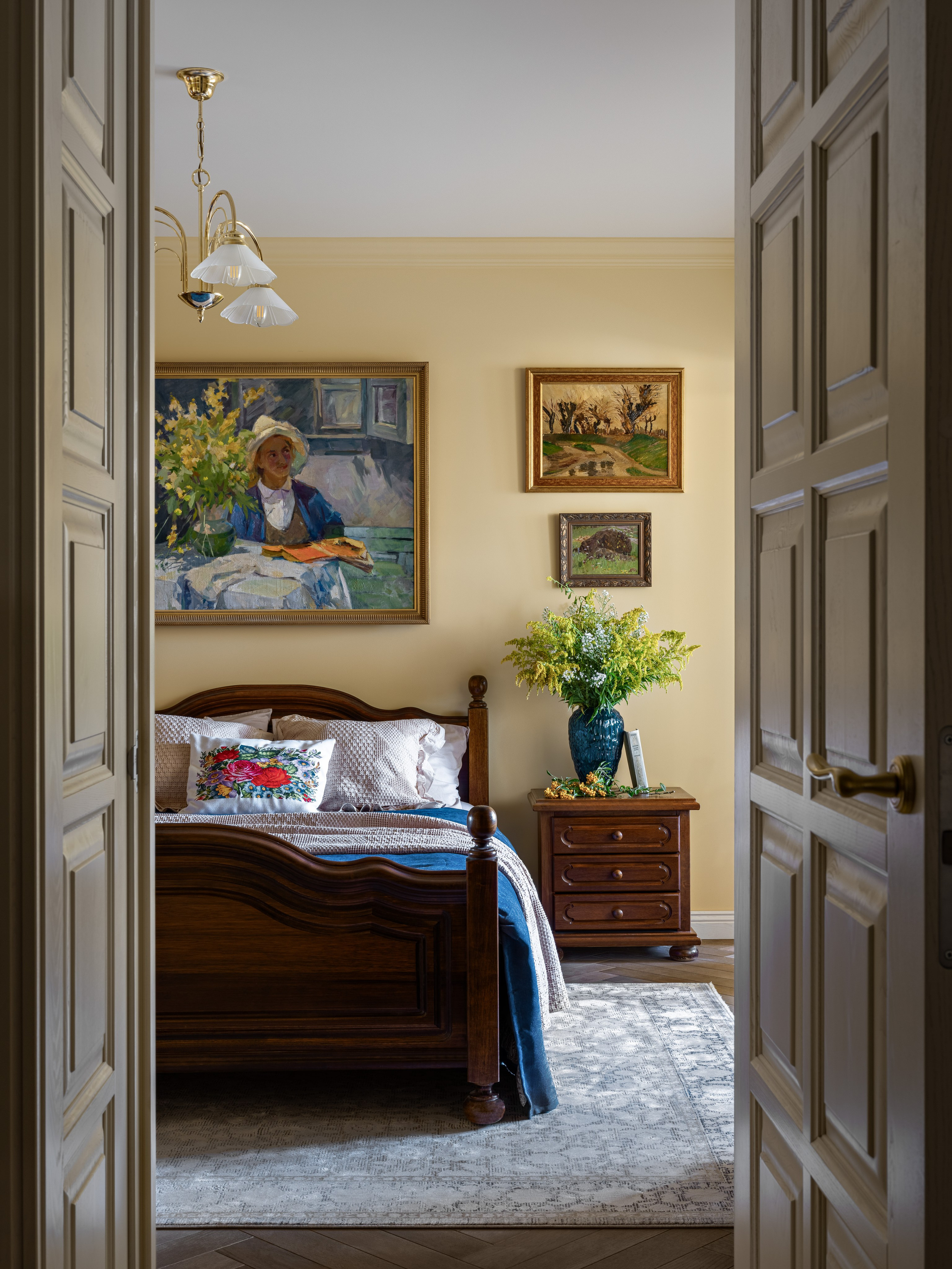 Фото стильного современного интерьера спальни с уютной атмосферой, где классический дизайн мебели гармонично дополнен декором; авторы проекта — дизайнеры Юлия Капункина и Альбина Терещенко, стилист Алина Нелень, фотограф Сергей Денисенко.