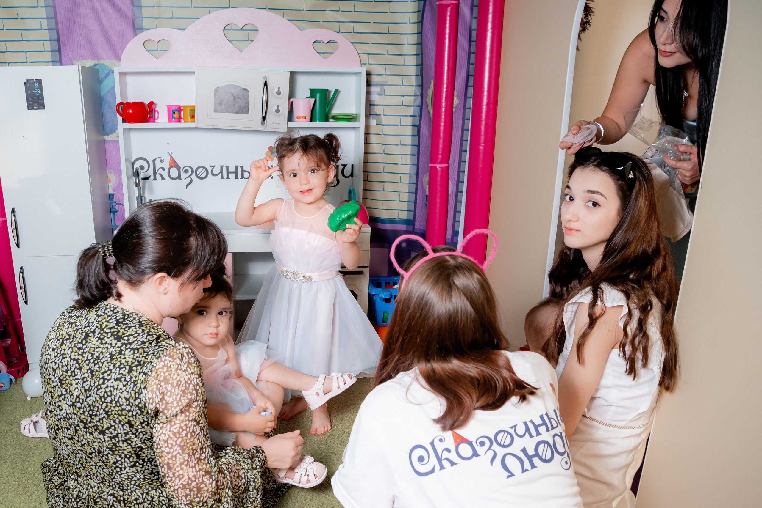 ДР Рая и Стелла в детская комната Сказочный Отель. Фотограф в Волгограде и Волжском Александр Горбань