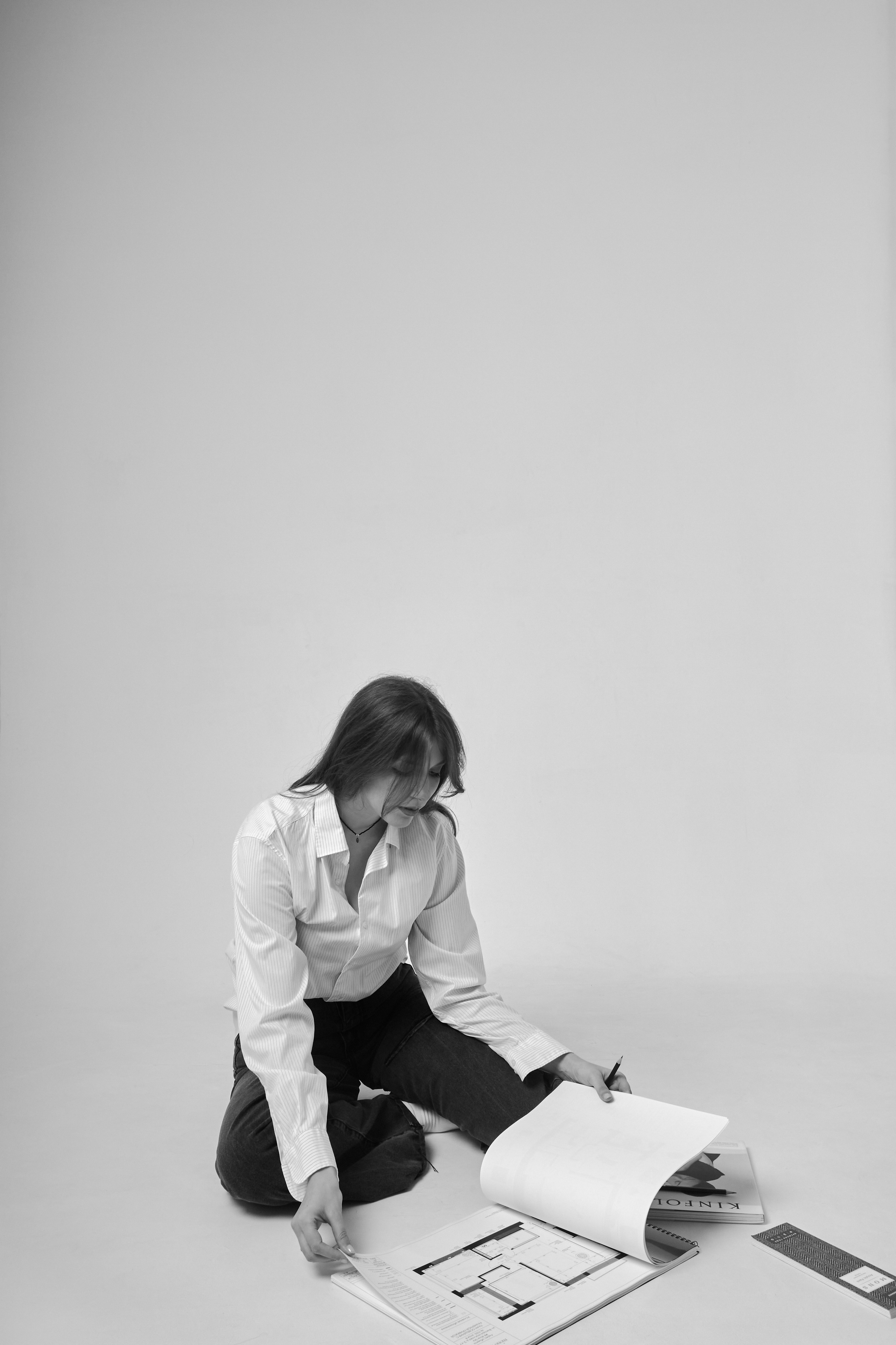 Девушка дизайнер выбирает цвет