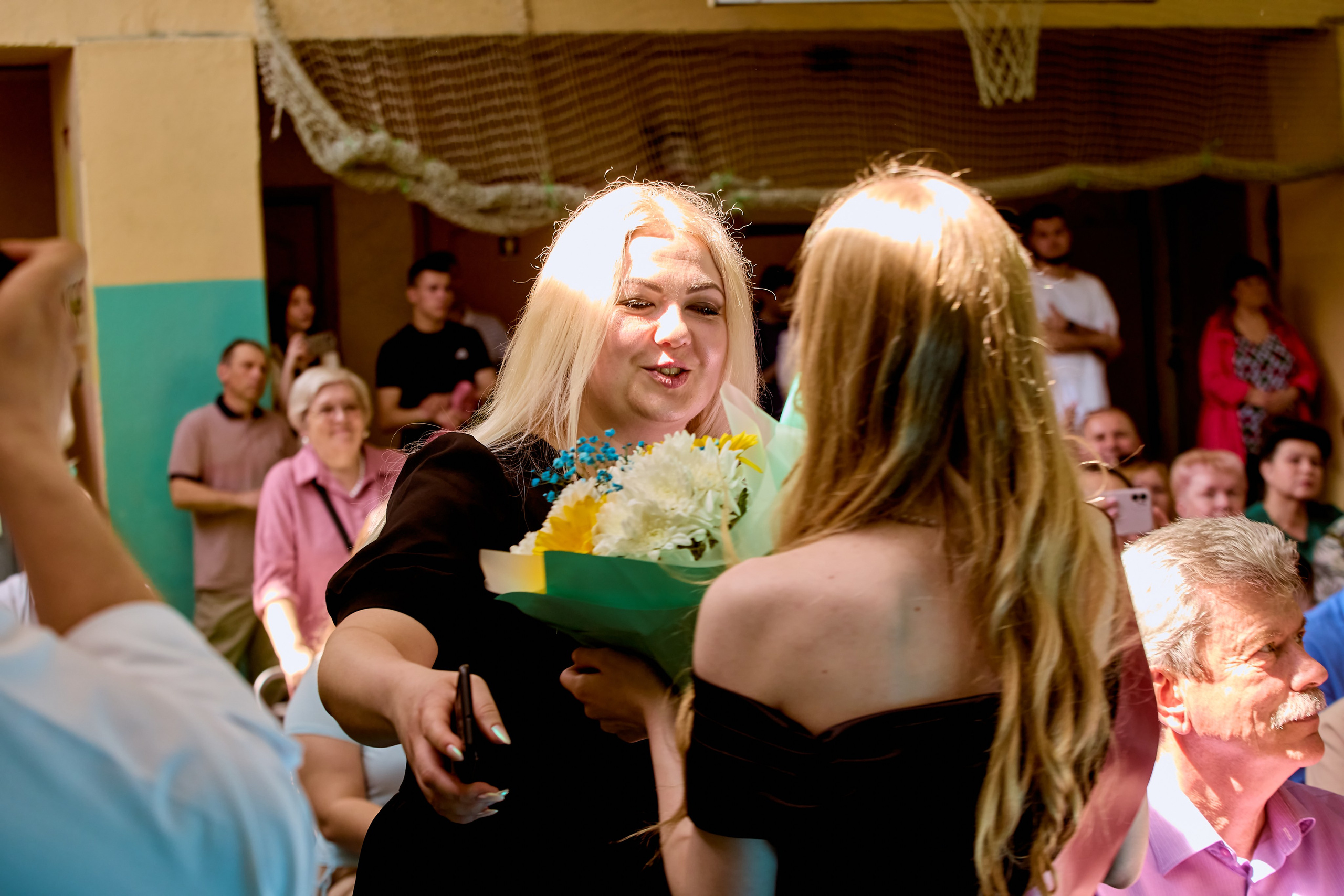 Трогательные моменты прощания с детством и встреча с будущим, фото Николая Голованова, г. Дзержинск.