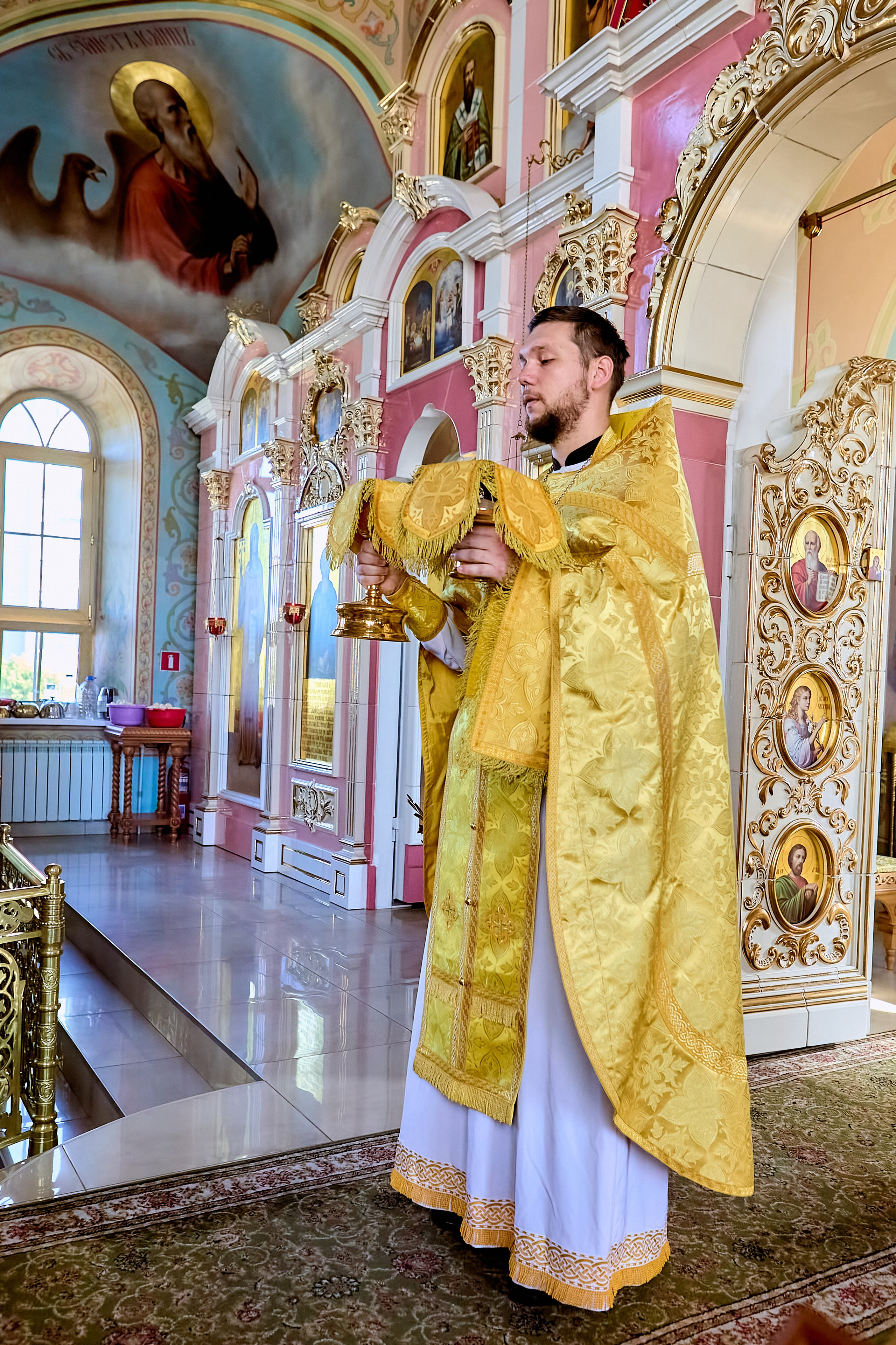 Священник с потиром и святыми дарами