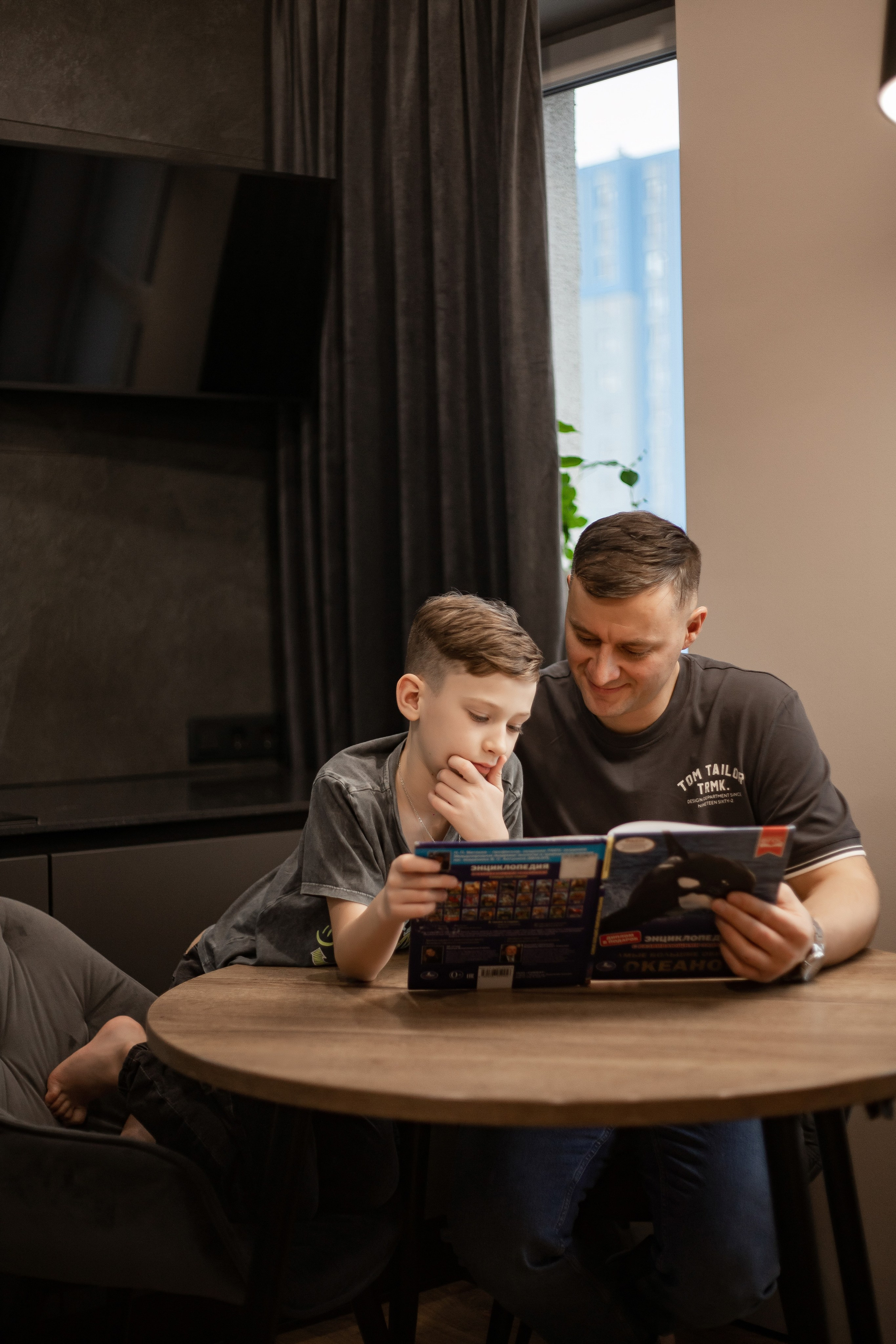 Совместный завтрак. Семейная съемка — это красивый способ признаться своей семье в любви