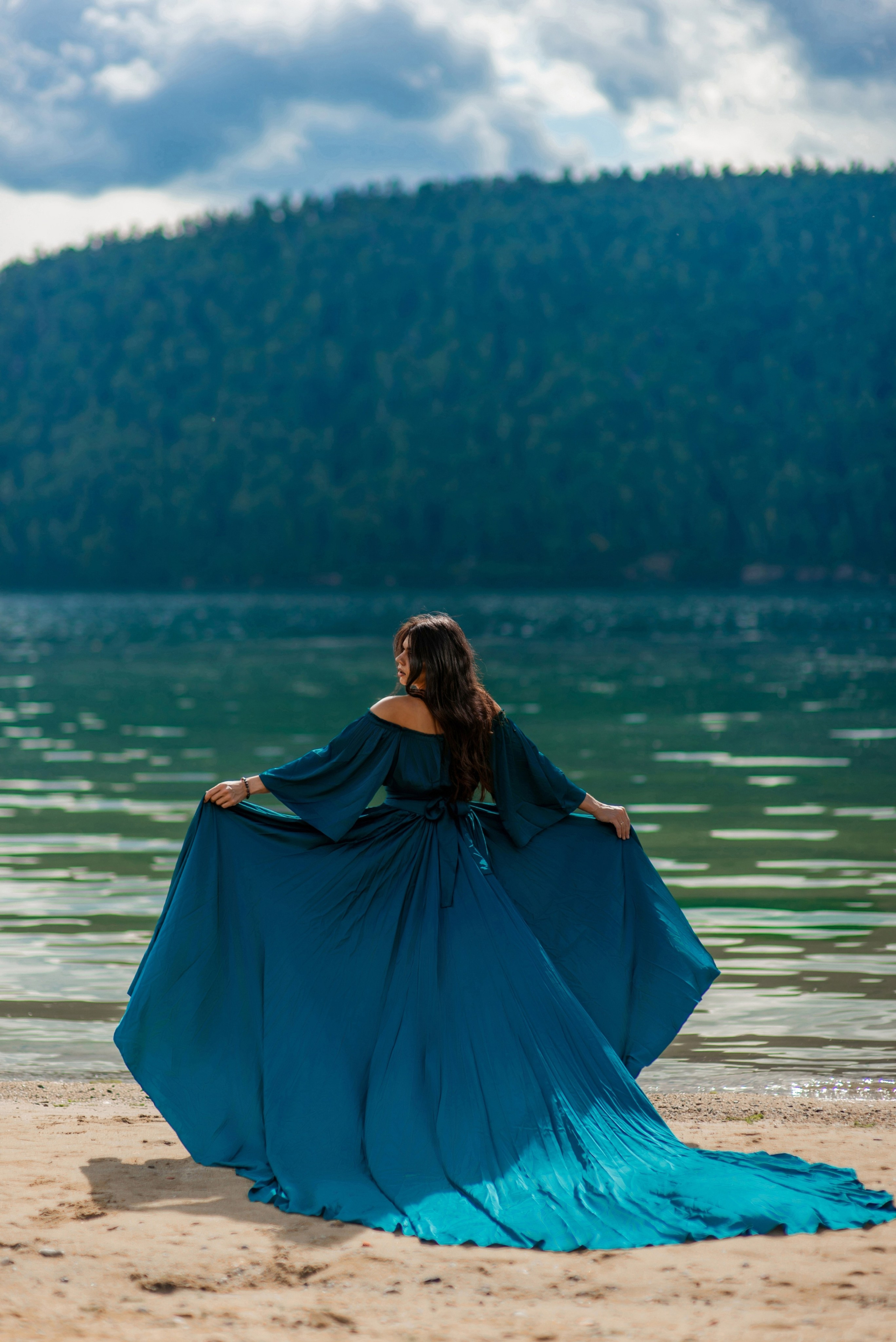Воздушное платье с летящим шлейфом в аренду на Байкал для фотосессии