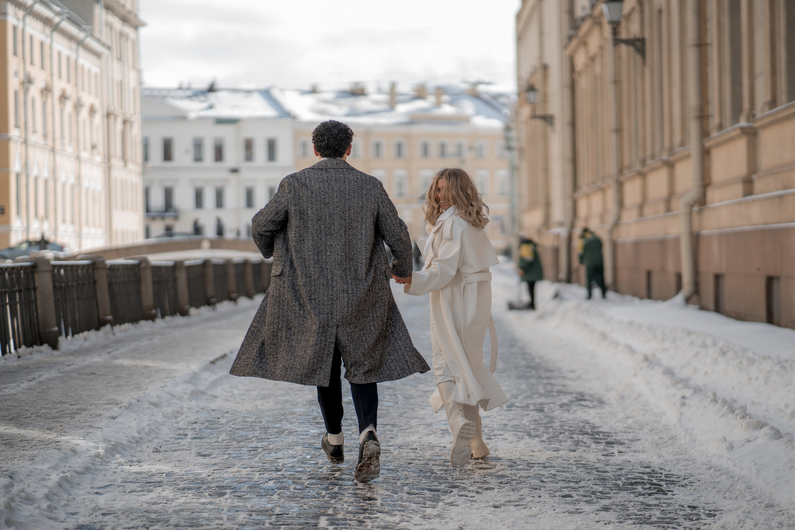 жених и невеста убегают от фотографа