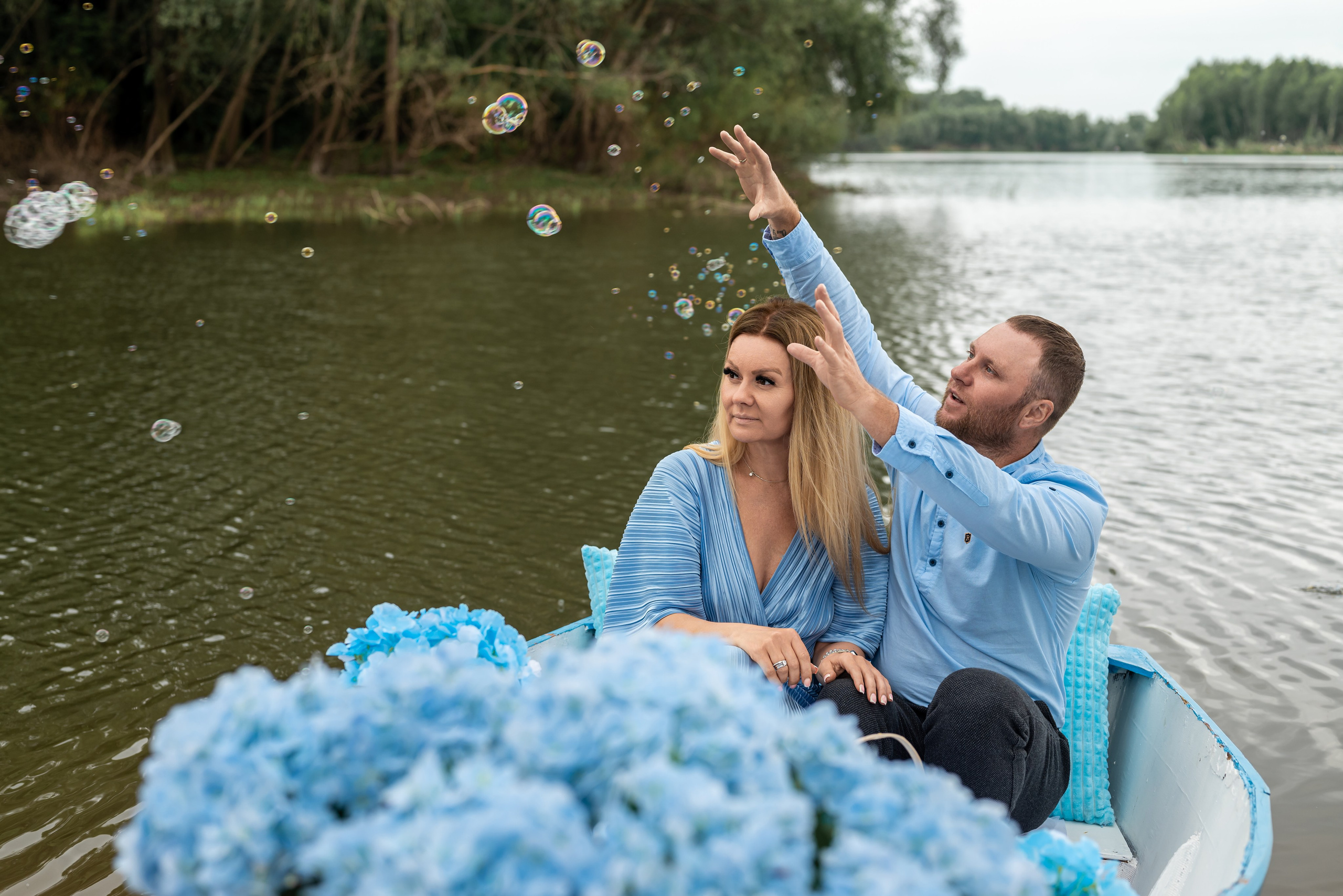 Фотопроект на лодке с голубыми гортензиями. Фотограф в городе Салават