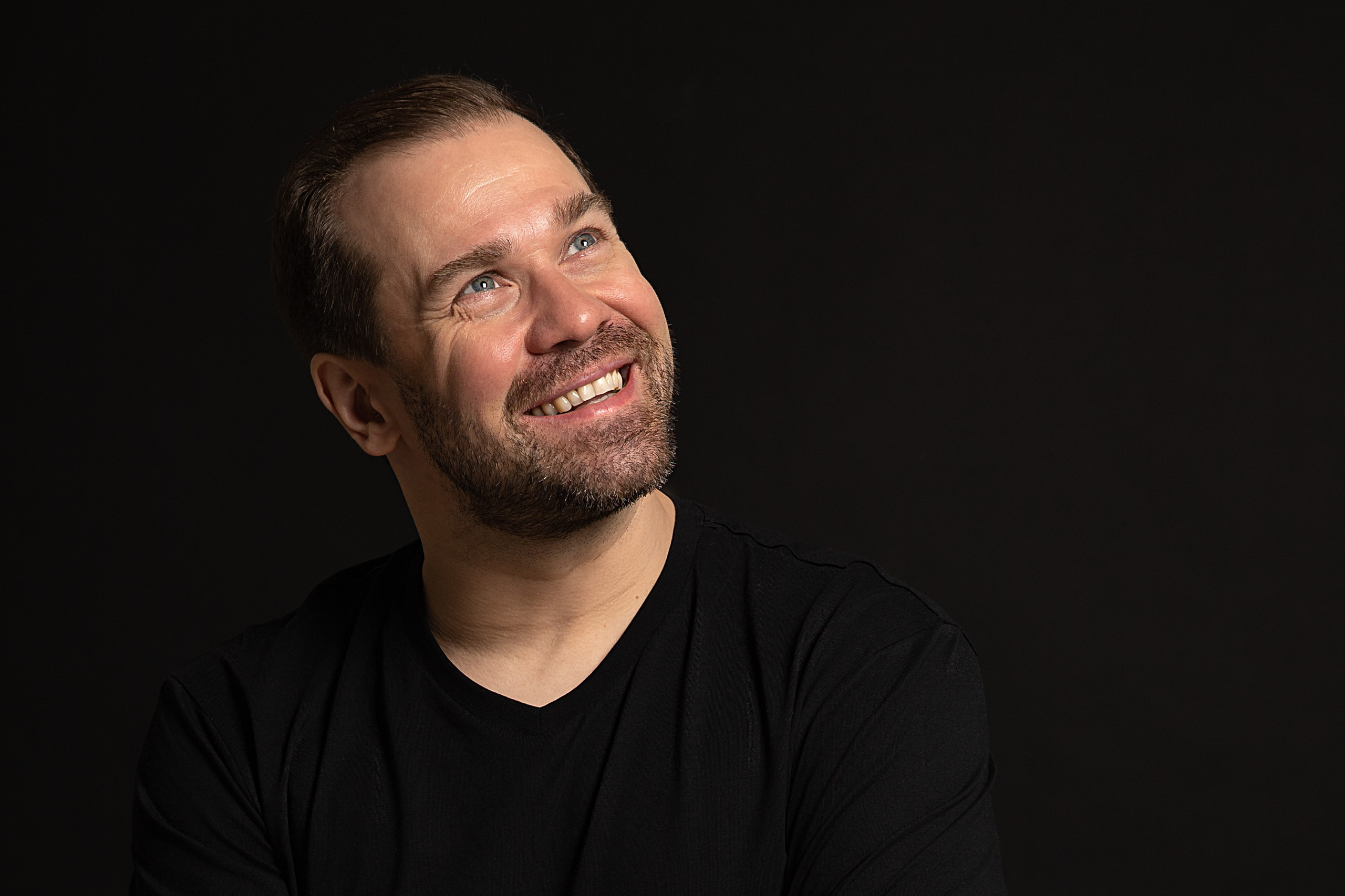 Бизнес-портрет. ФОТОГРАФ РАДОСТИ Фотосессия в студии СПб. Портретный фотограф — Юрий Торлопов