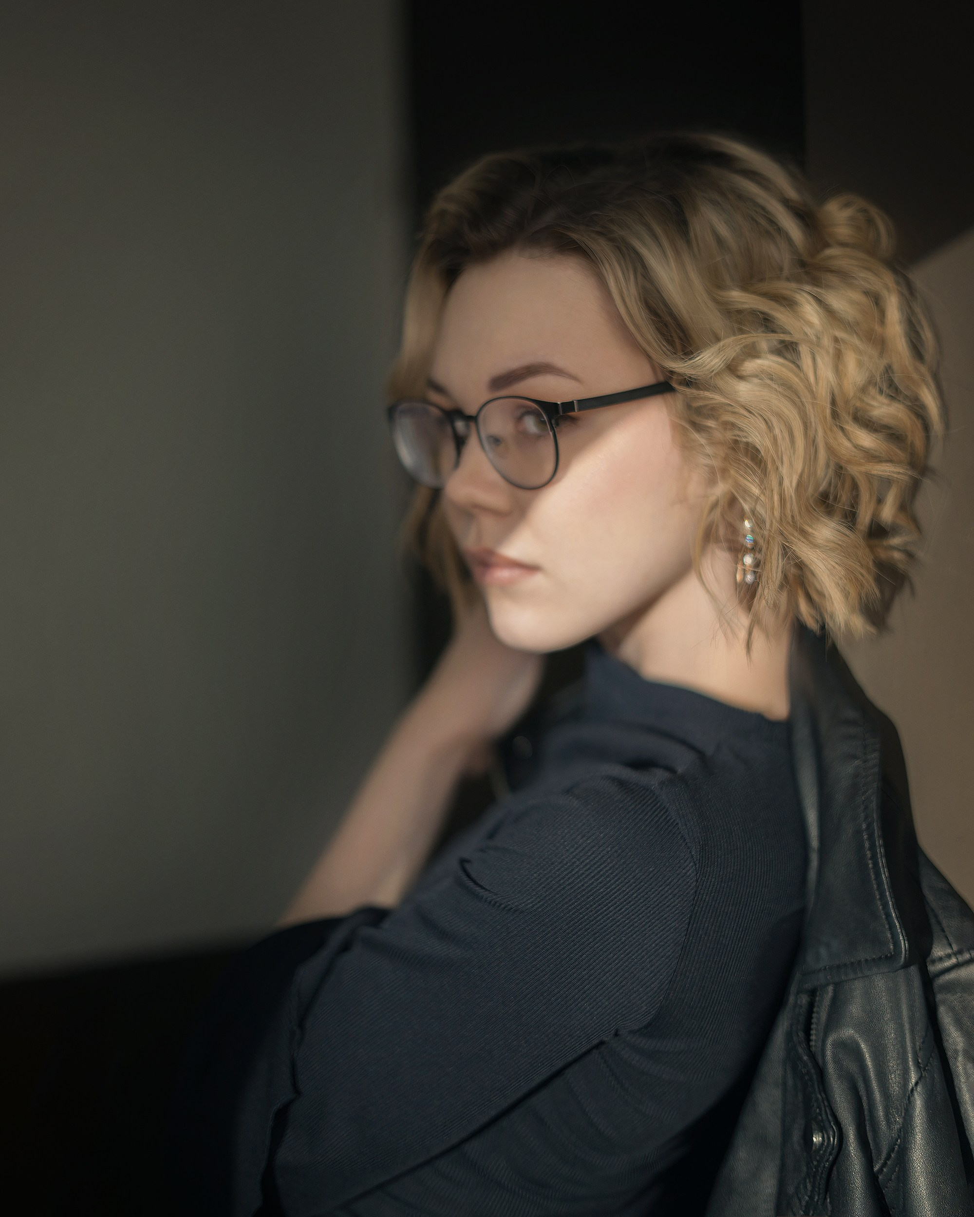 Женский портрет, девушка в очках, блондинка. Фотосессии под ключ в Хабаровске, контент-съёмка. Услуги классного фотографа.