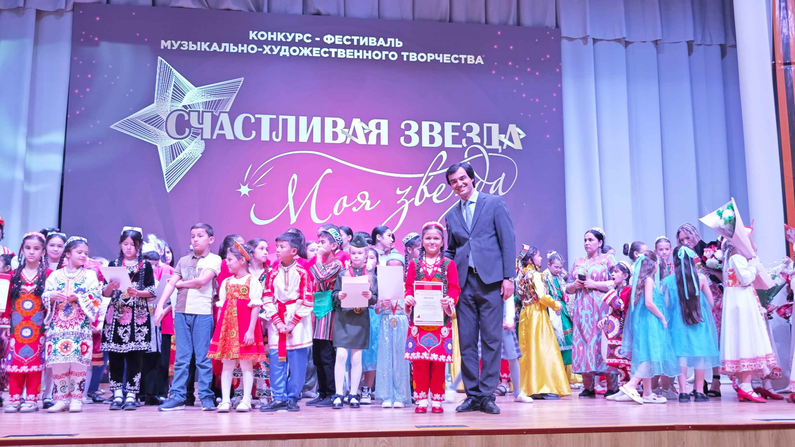 1 ноября 2025 г, г. Бохтар, Таджикистан. Золотое яблочко