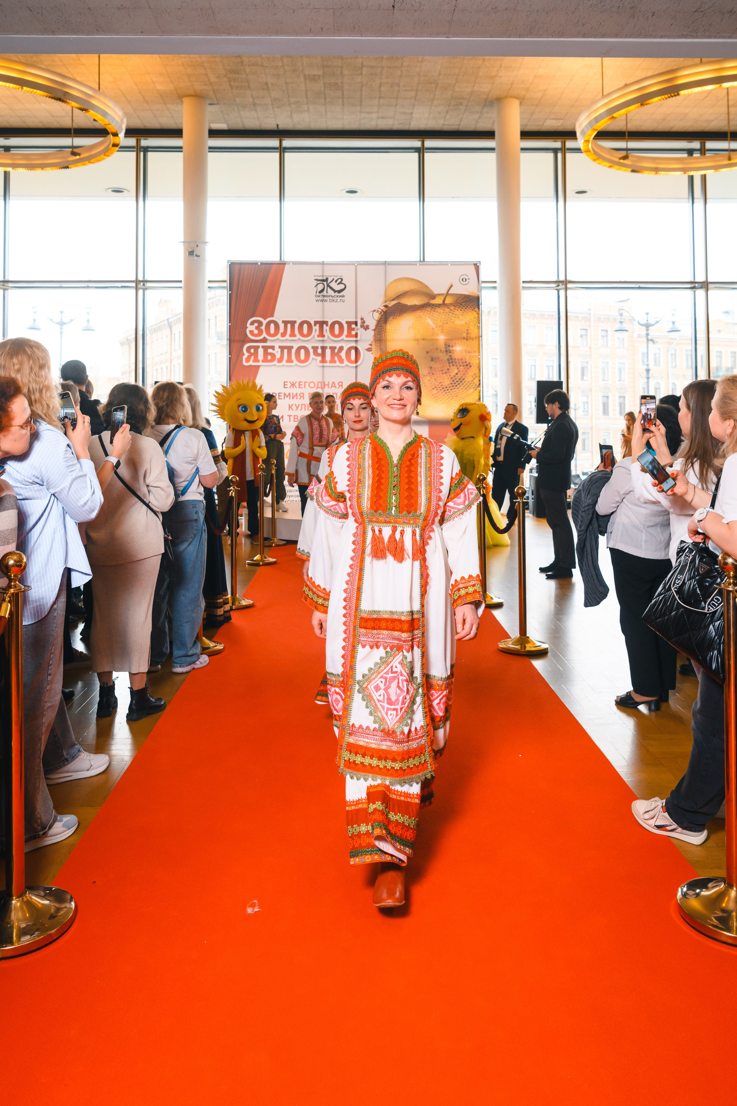 23 апреля, красная дорожка, БКЗ Октябрьский, г. Санкт-Петербург. Золотое яблочко
