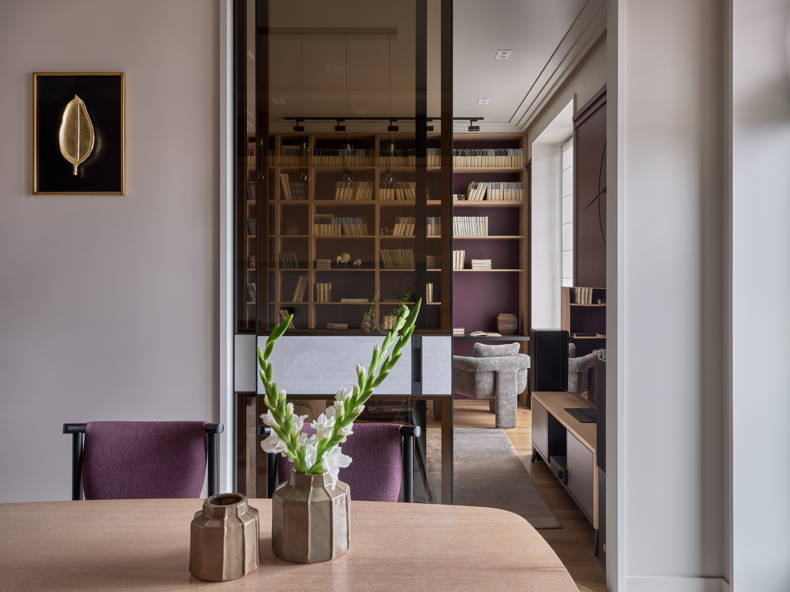 Светлое дерево и фиолетовые акценты. Фотограф Наталья Вершинина