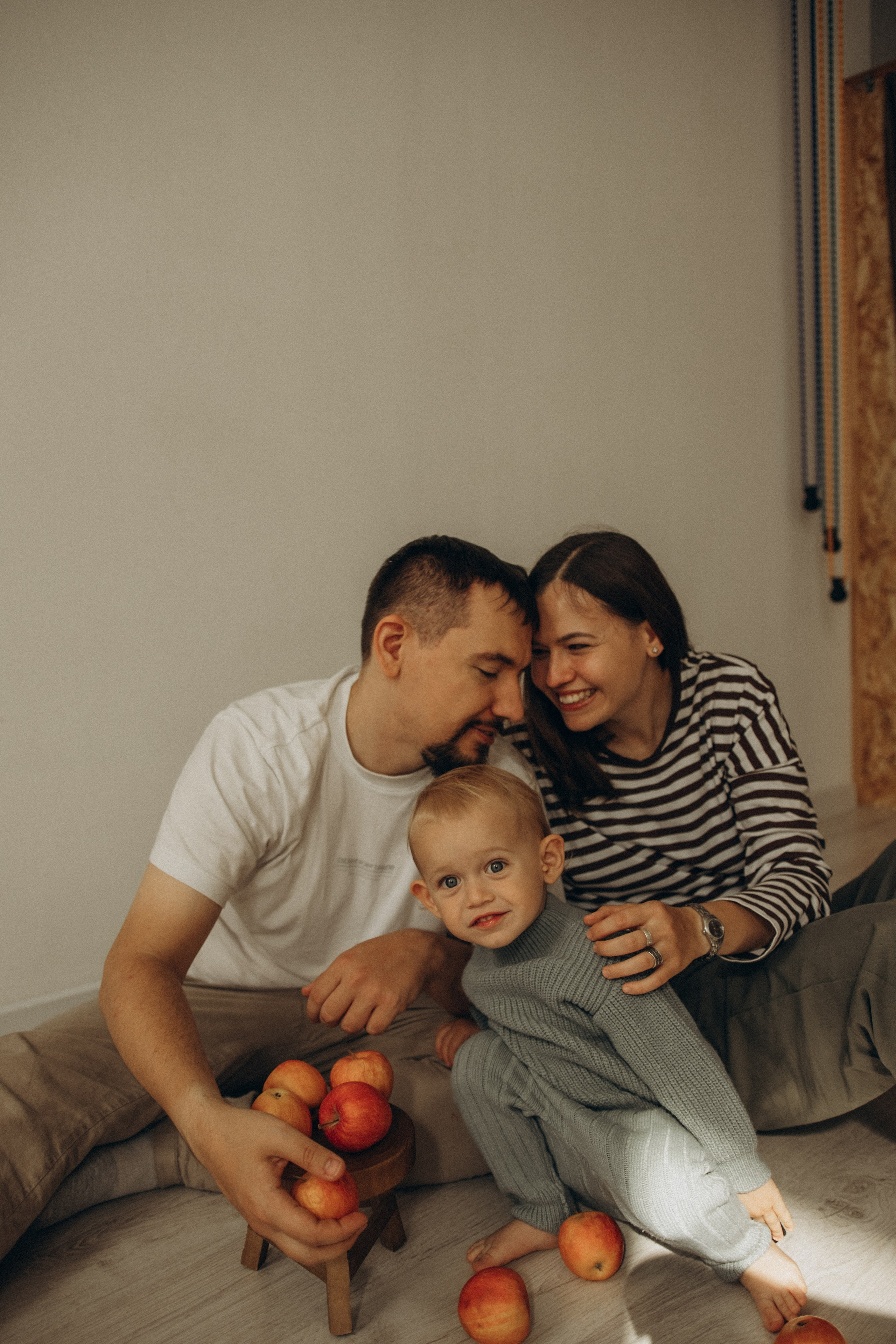 Ярослав и яблоки. Гаврилова Настя семейный фотограф lifestyle в Москве