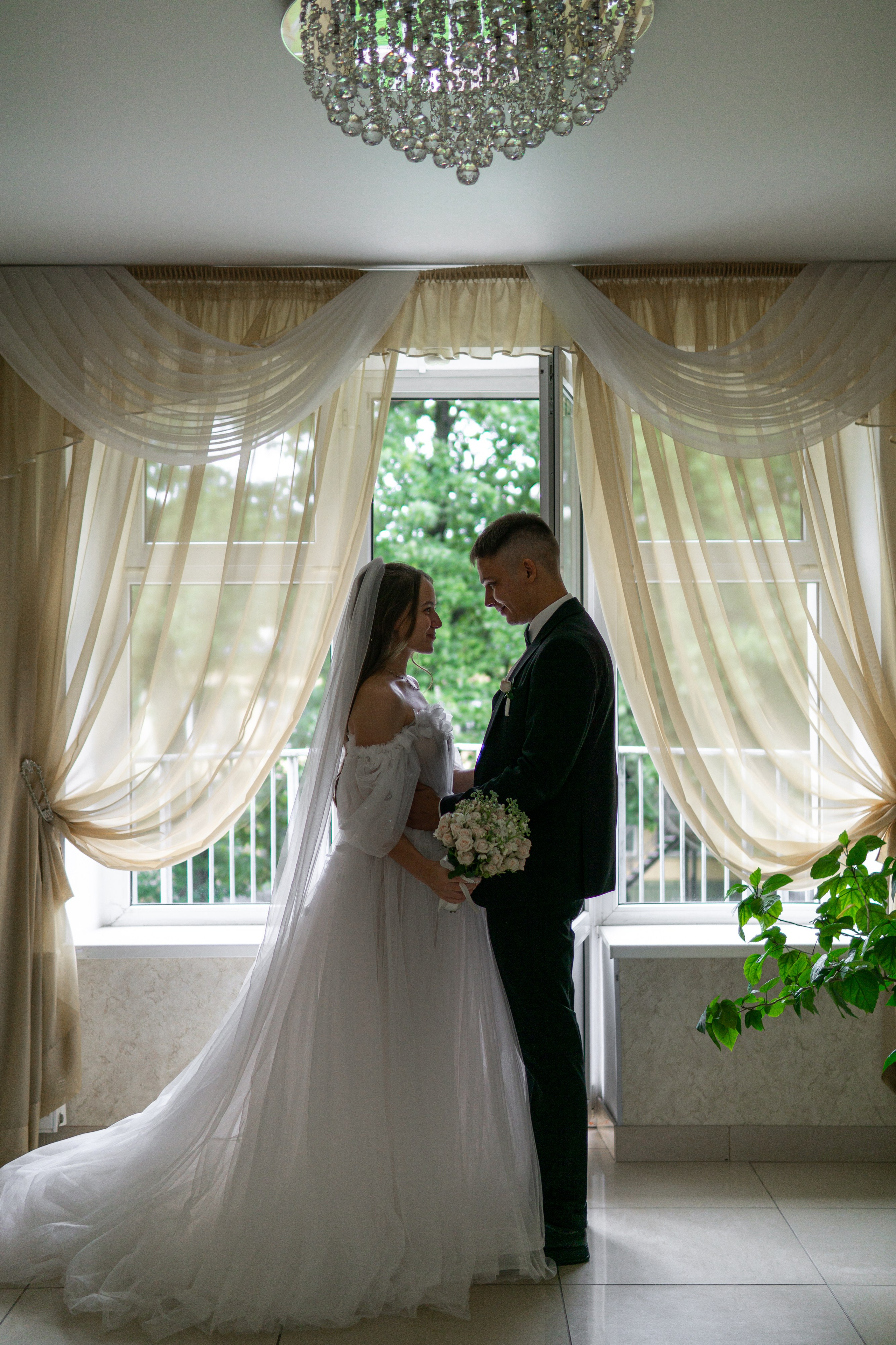 Свадебные фотосессии во дворцах и ЗАГСах Санкт- Петербурга. Свадебный фотограф Александр Невский в Санкт-Петербурге