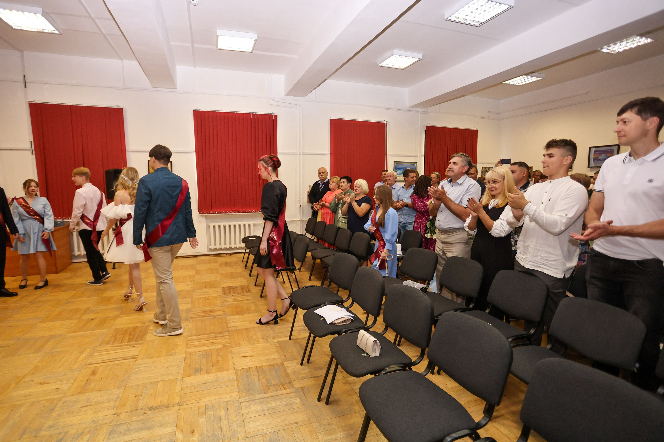 Вручение аттестатов. Школа № 7, выпускники 11 класса 2023 г. Студия выпускных альбомов Остров