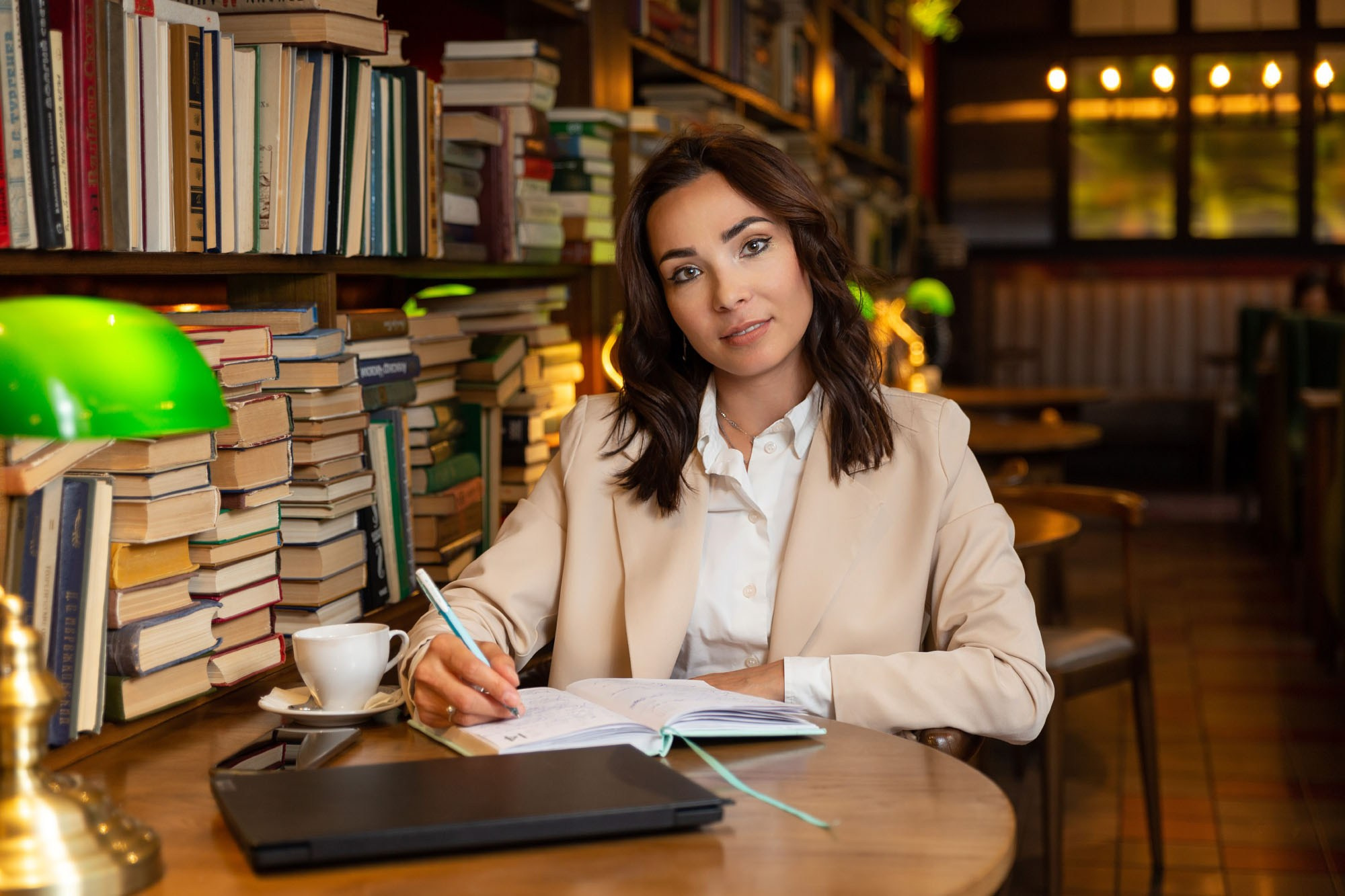 Контентная фотосессия специалиста в кафе