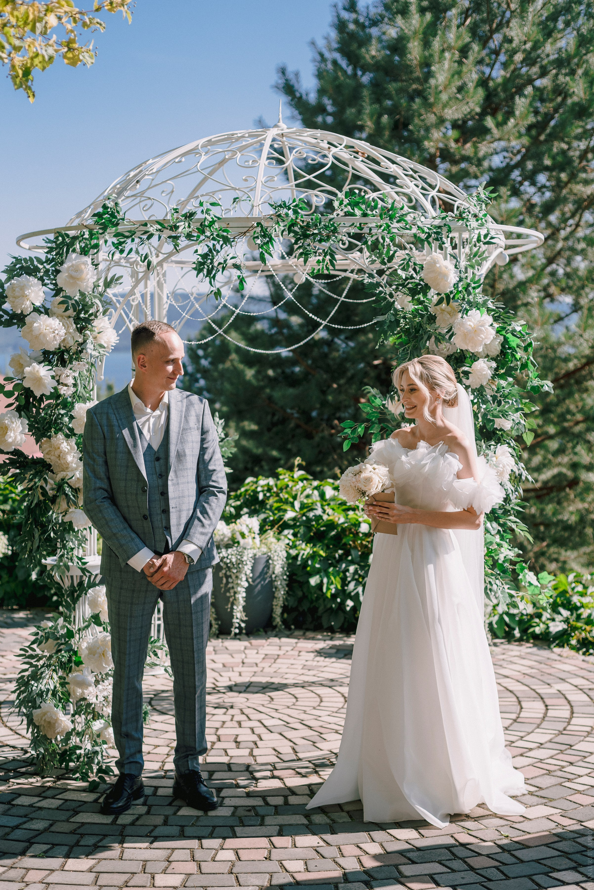 Невеста и жених на выездной церемонии