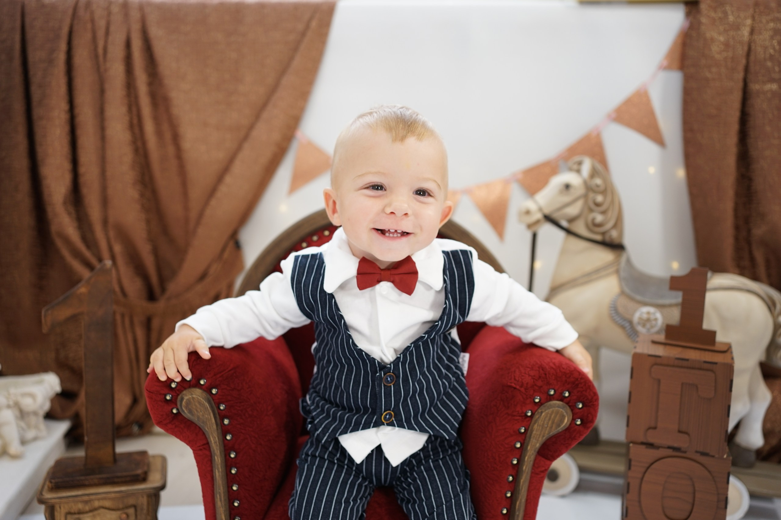 Бордовая зона. Детская Фотостудия ГОДОВАСИКИ в Санкт-Петербурге фотосесия на годик