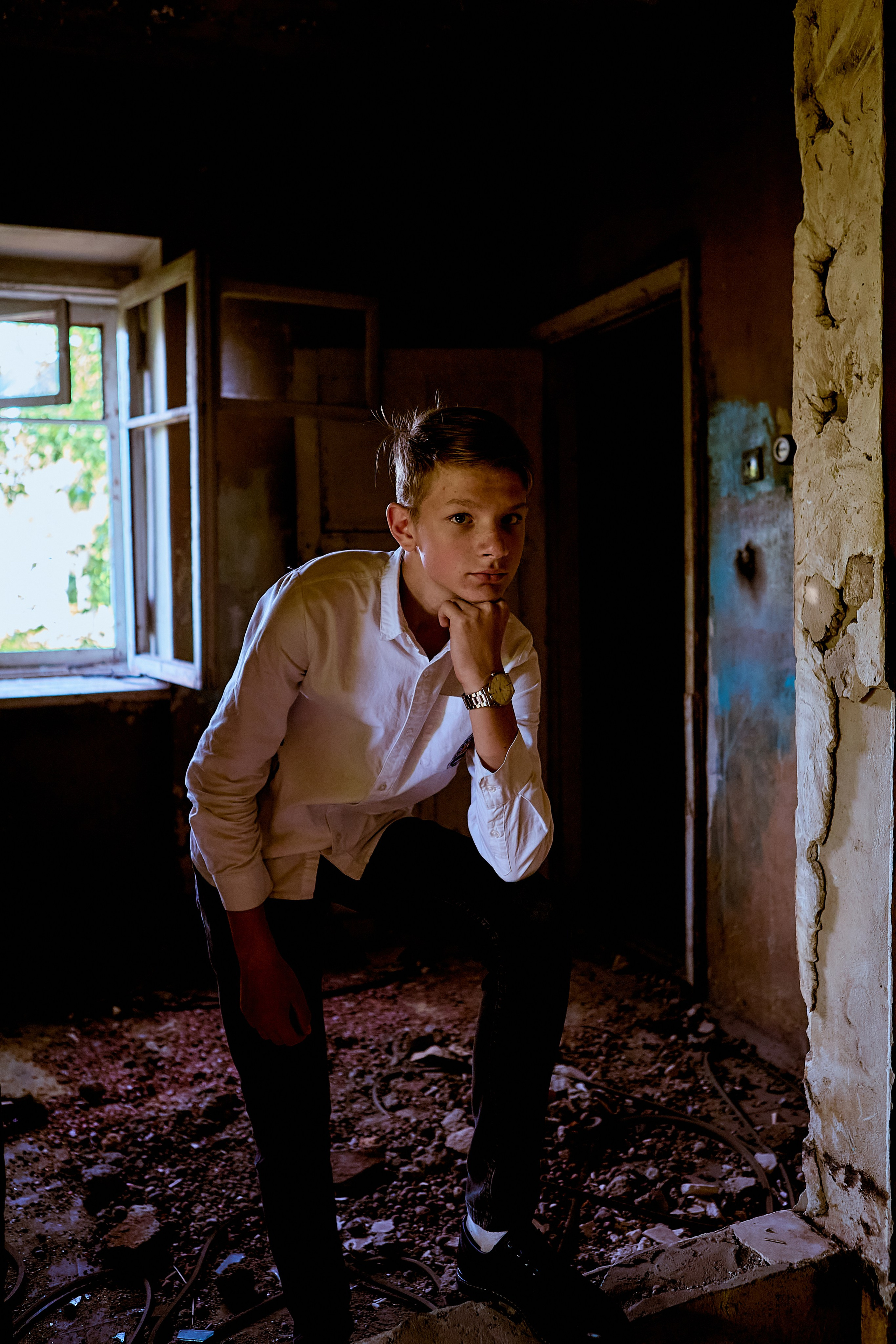 Деловой портрет в комнате заброшенного здания. Дзержинск Нижегородская обл Православный Фотограф Николай Голованов.