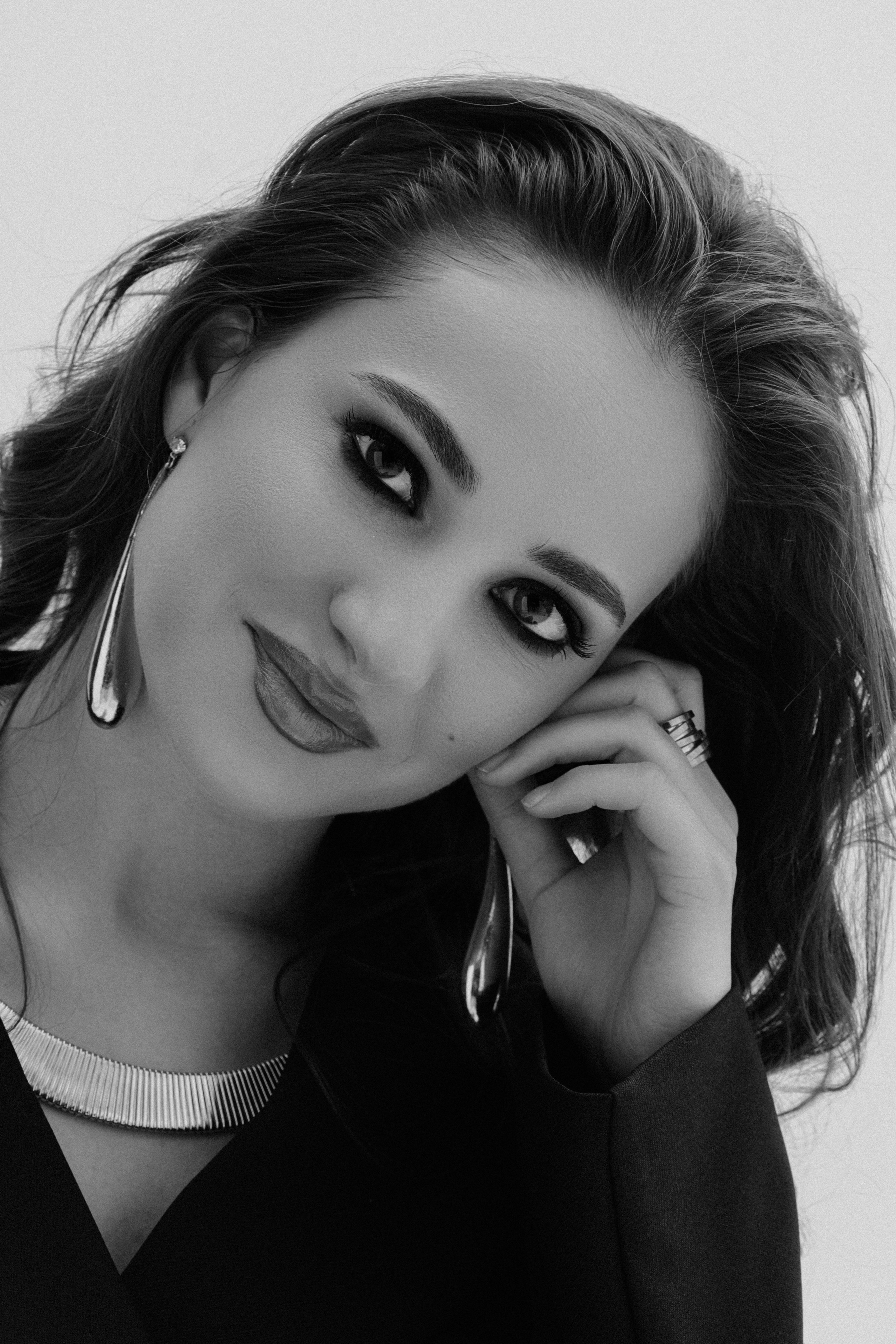 черно белый женский портрет