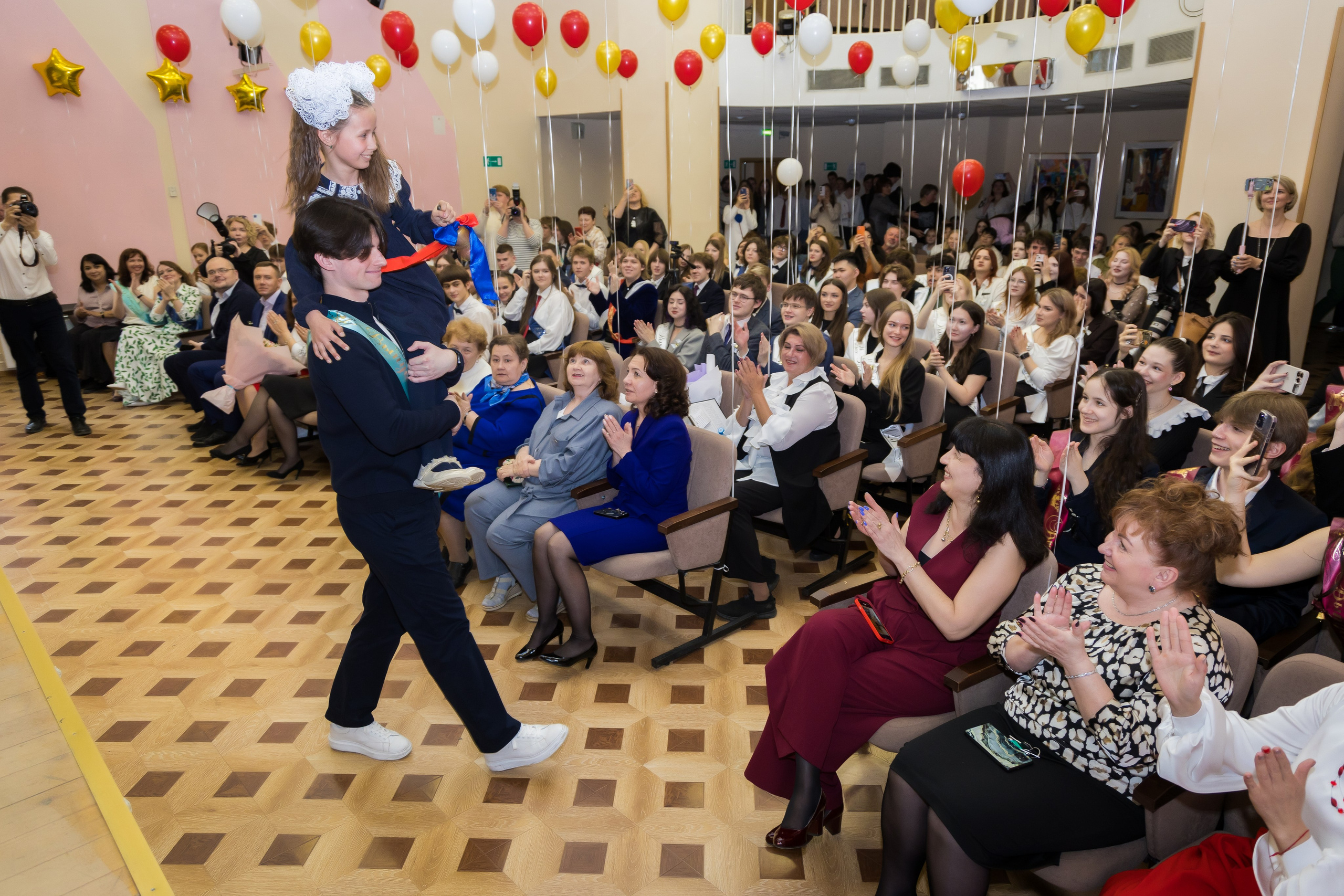 Выпускной в школе. Photomantis