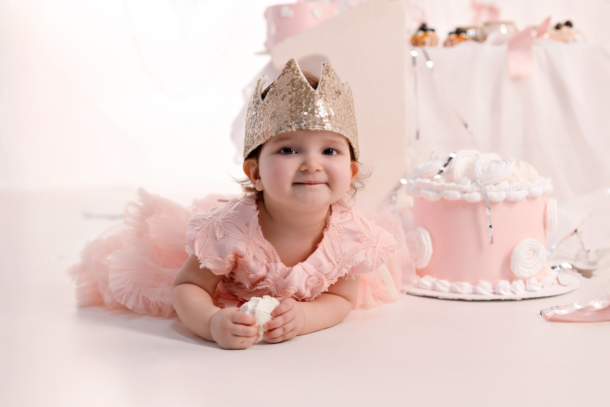 Фотосессия на День Рождения для девочек — сладкий праздник в сказочных декорациях. Детский студийный фотограф Сочи