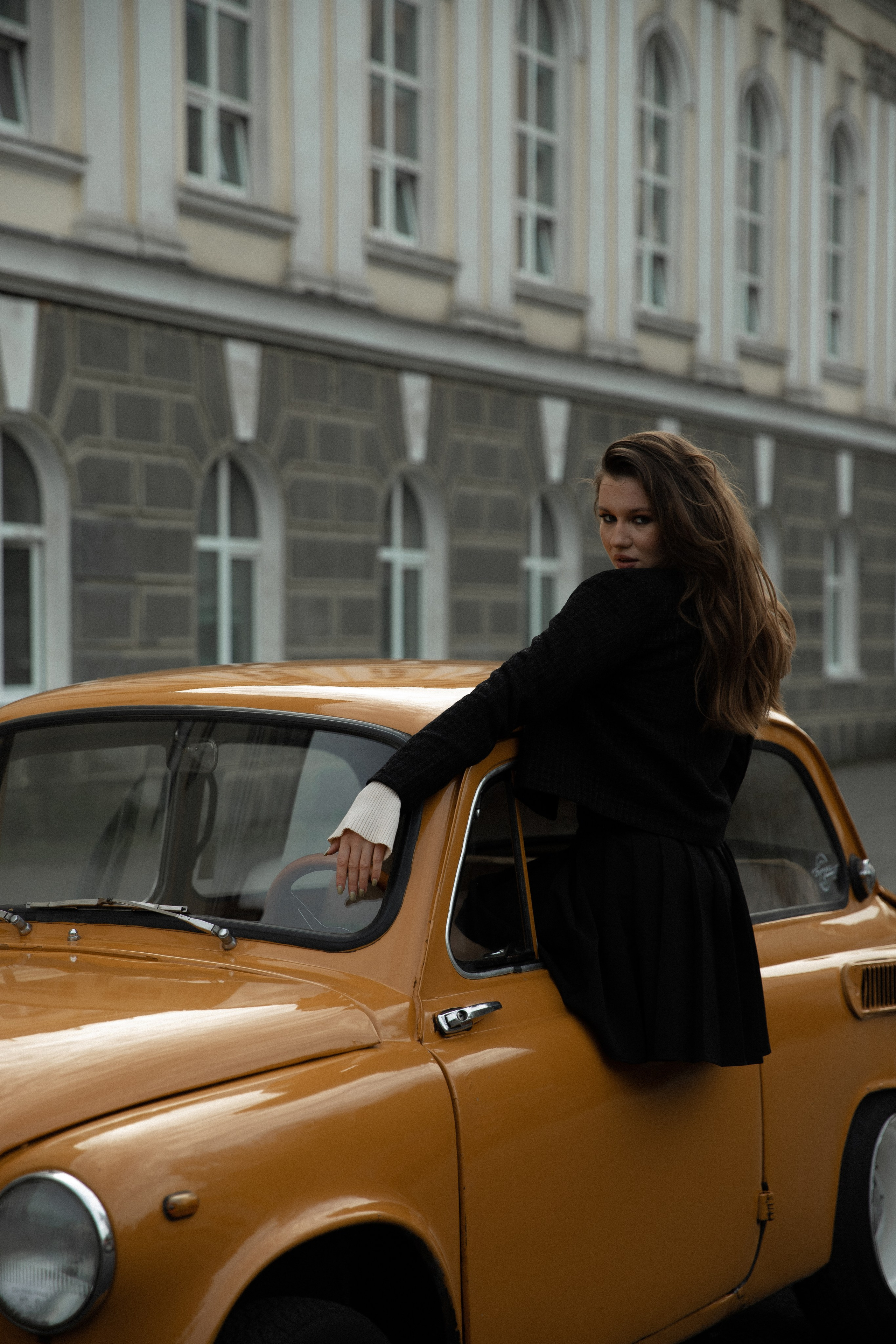 Женская фотосессия с ретро авто. Свадебный фотограф Бакрымова Валентина