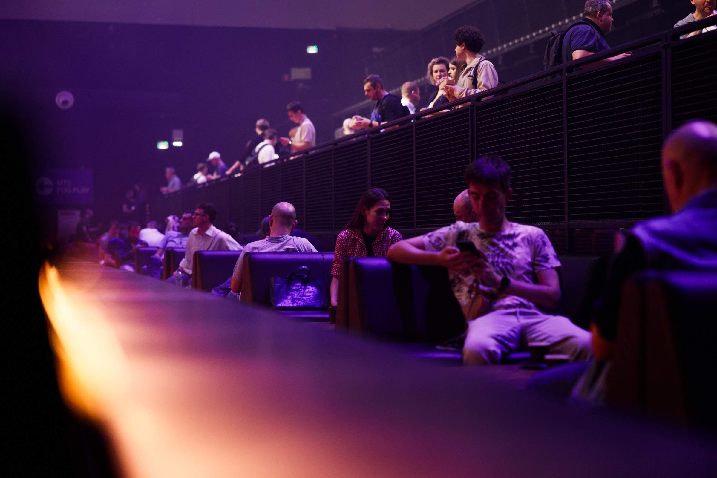 Живые моменты нетворкинга в МТС Live Холл. Профессиональный репортаж с акцентом на атмосферу и общение.