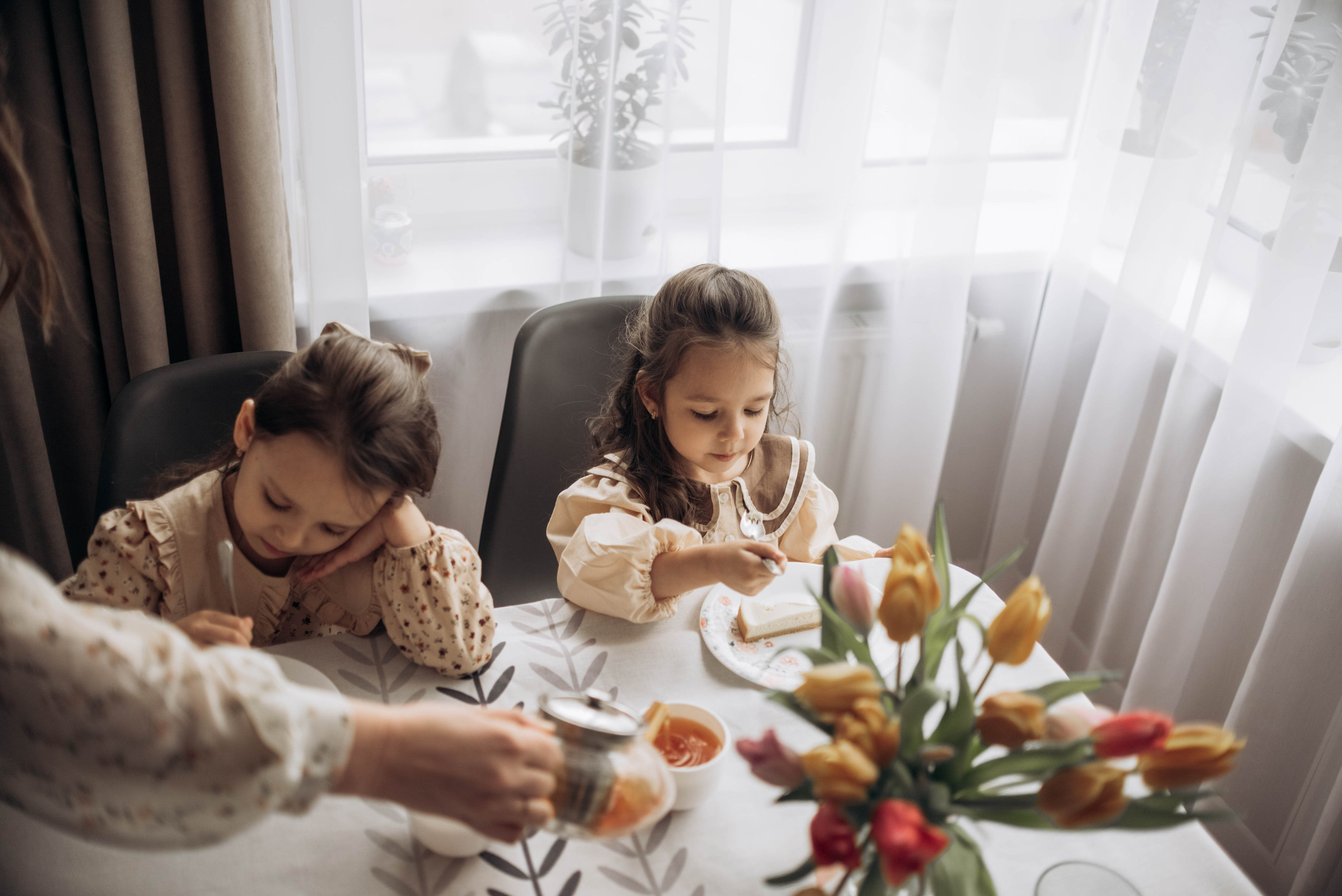 Домашняя фотосессия для мамы и дочек, с цветами, весной, к 8 марта. Семейный фотограф в Железнодорожном Масаева Елена
