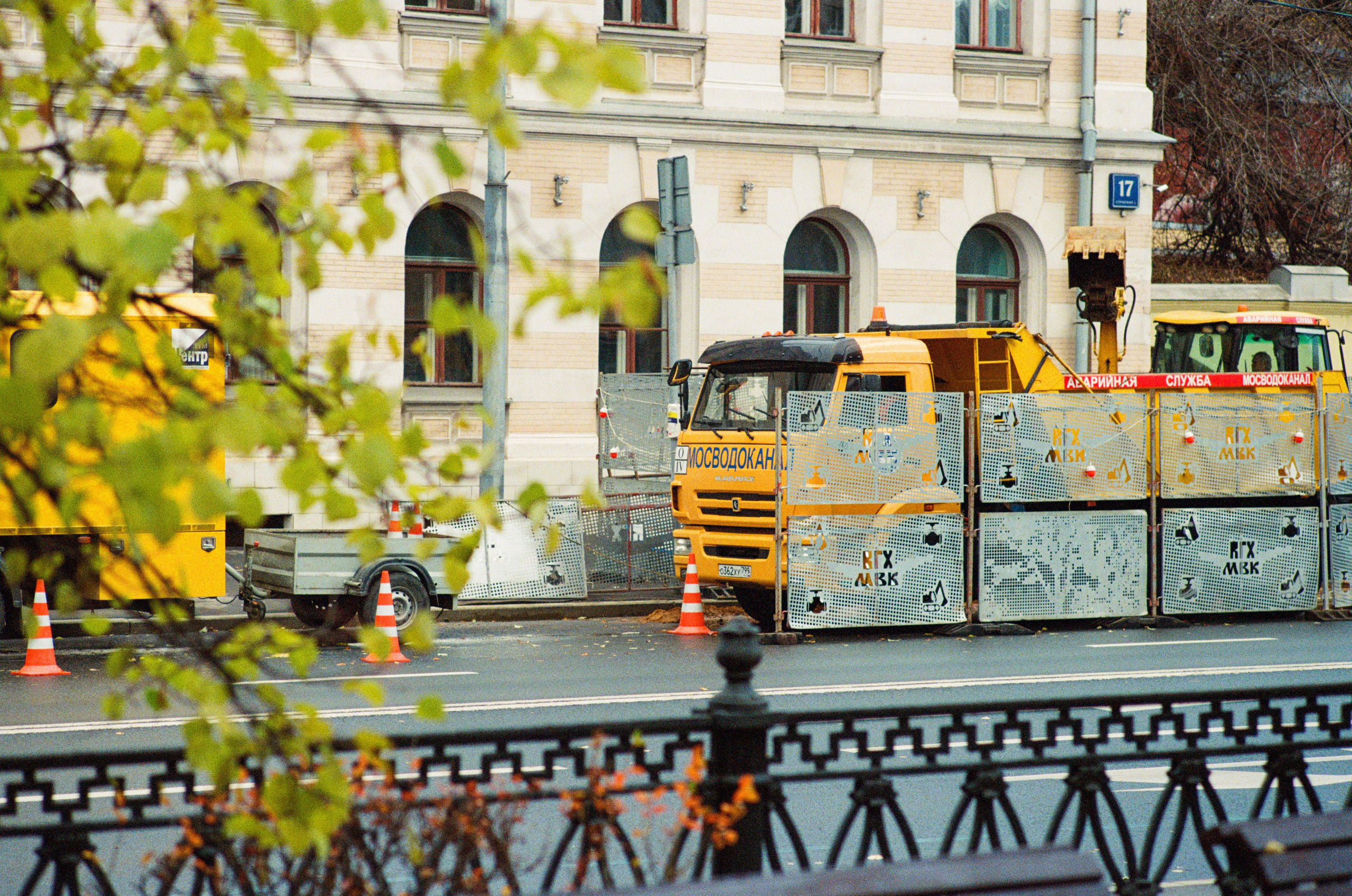 Ремонтные машина Мосводоканала на улице Плющиха в Москве