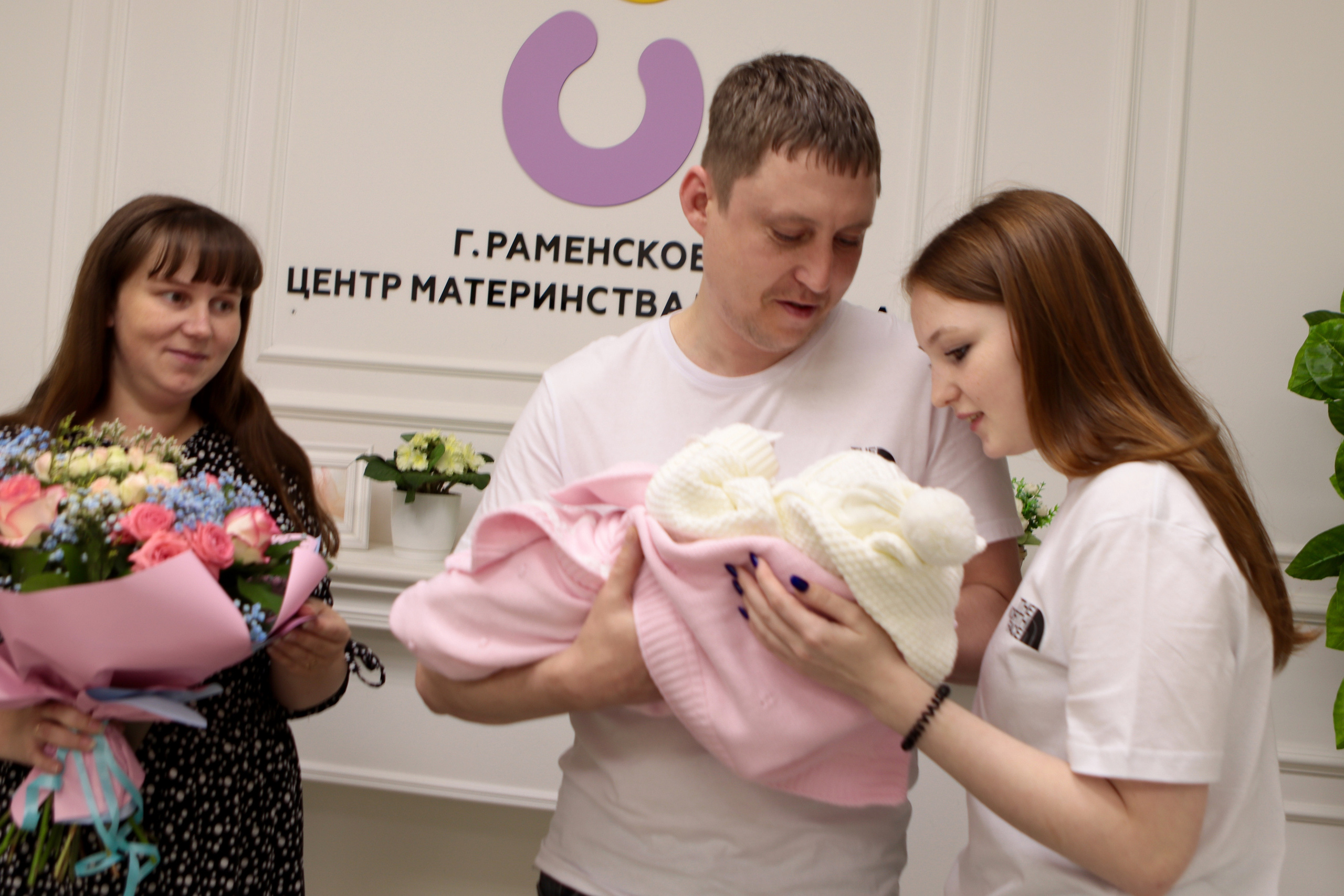 22 05 23 выписка из роддома. Свадебный и семейный фотограф-Королева Натали/Раменское-Жуковский-Москва/тел.+7 (985) 153-75-43