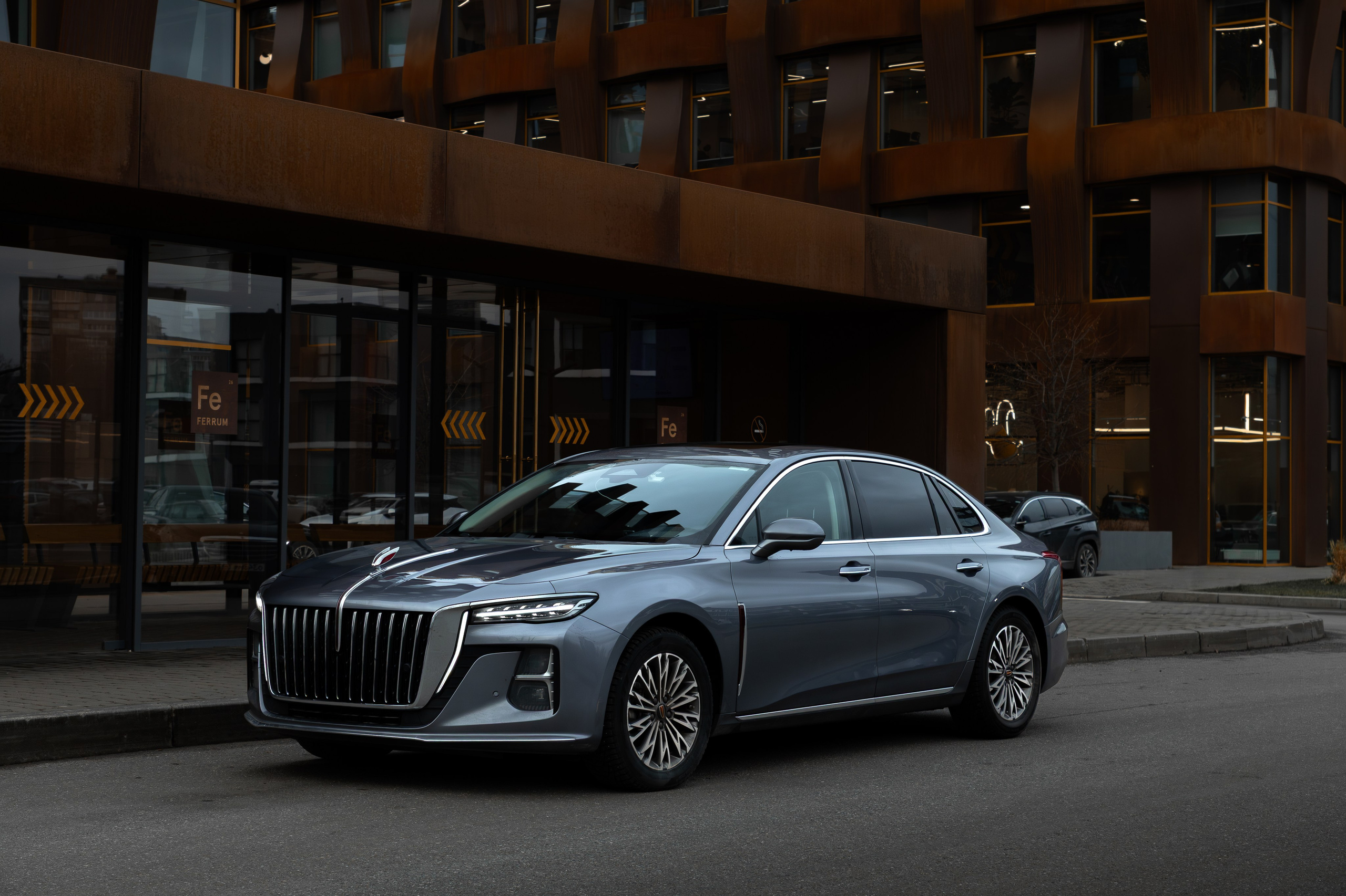 Mercedes & Hongqi. Photo-nk