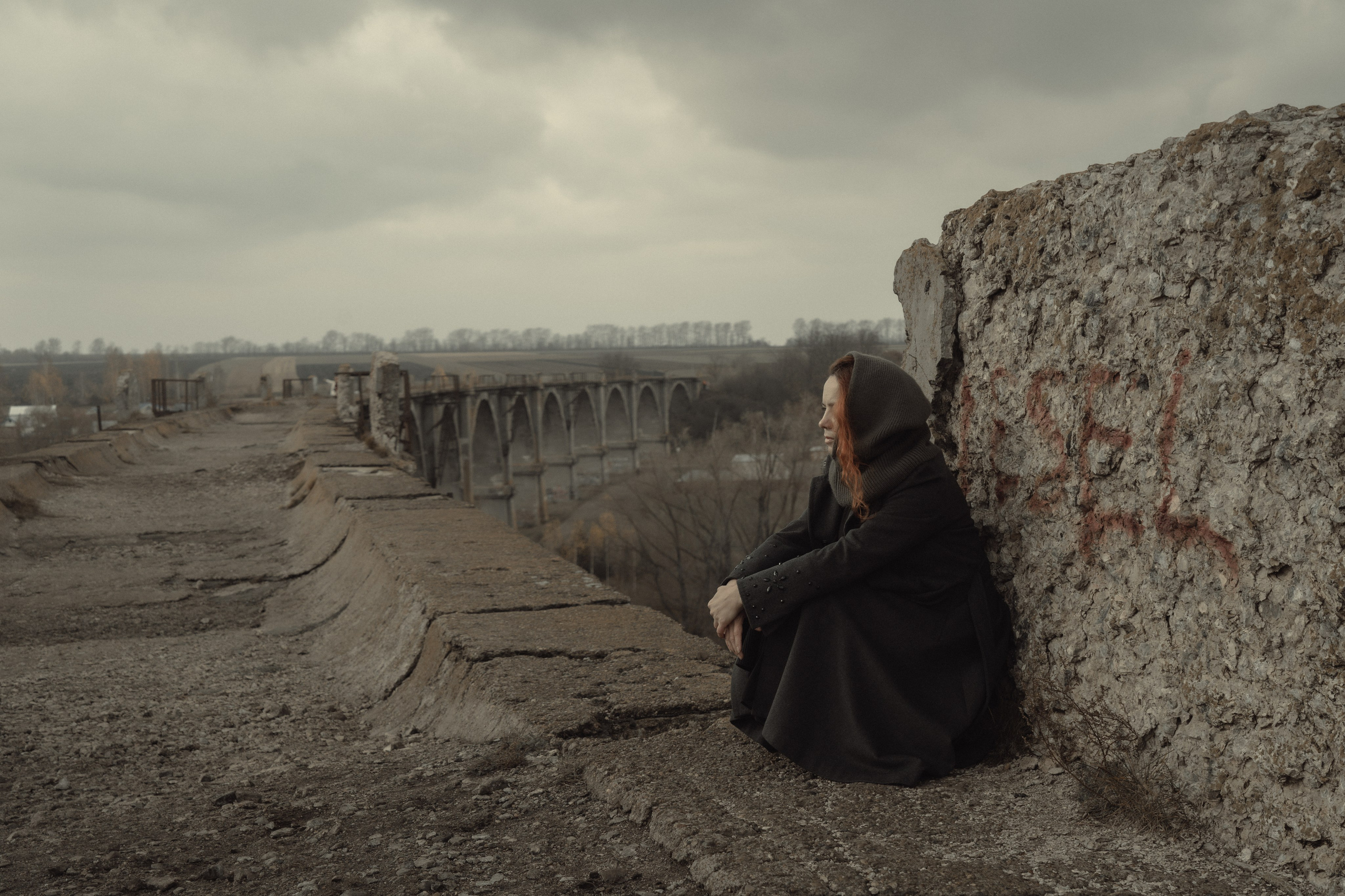 Фотосессия на мосту, фото на мосту, темные фото для девушки, 