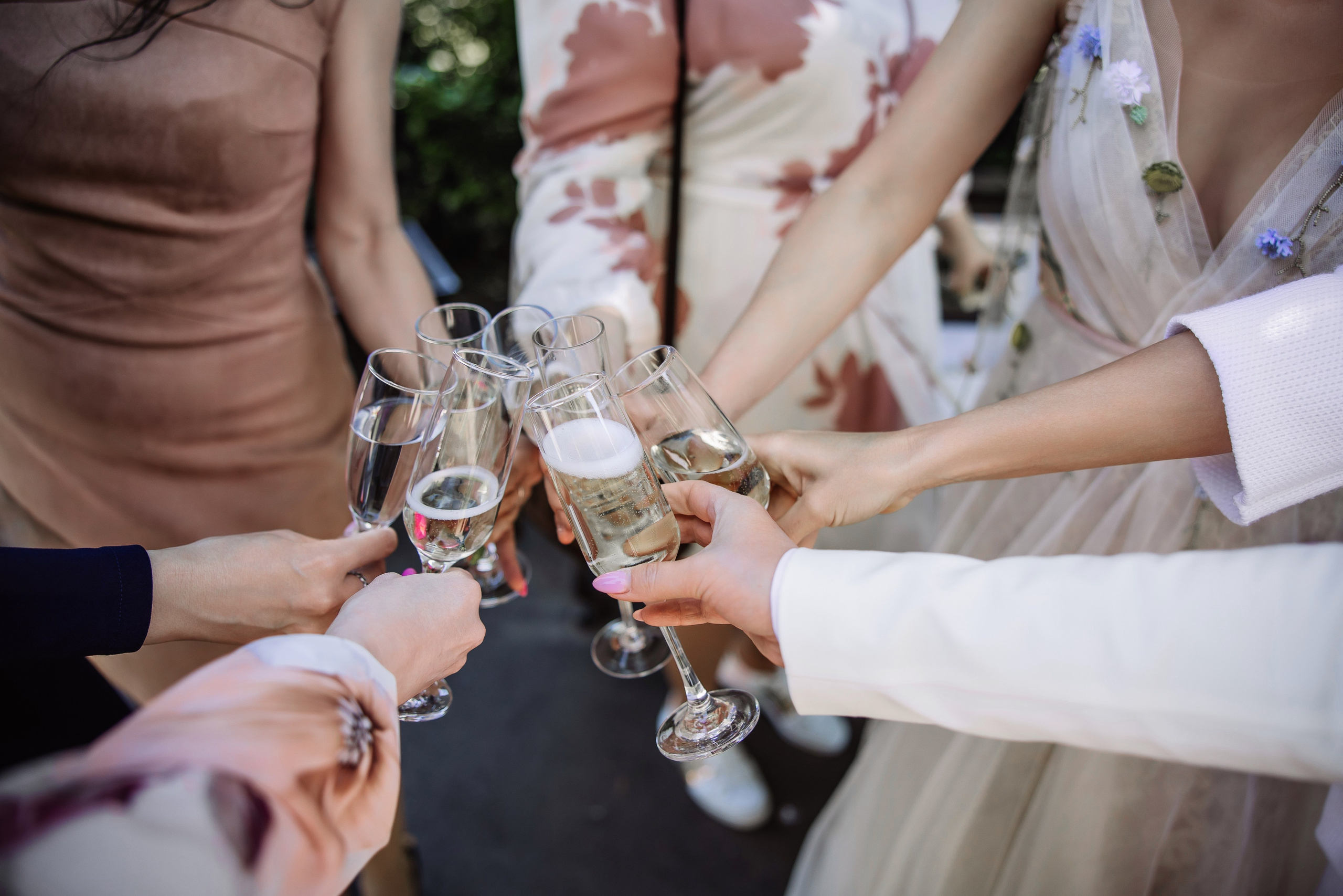 Гости на свадьбе чокаются бокалами с шампанским 