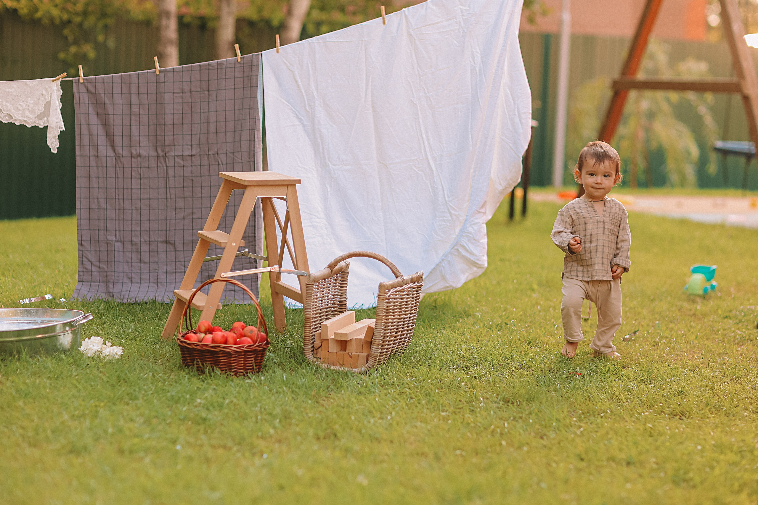 Стирка у дома. Семейный фотограф Тюмень, фотограф на роды Салмина Мария