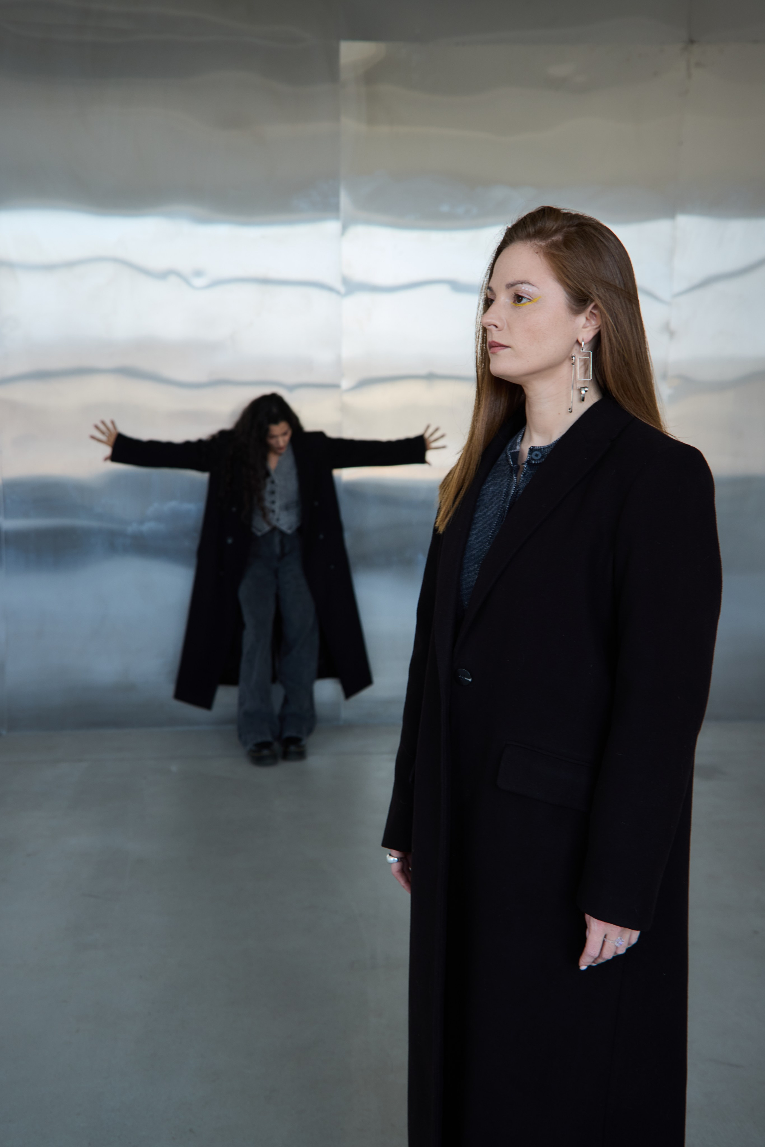 Две девушки на фоне металлической стены. Виктория Брызгалова и Анна Пижонкова