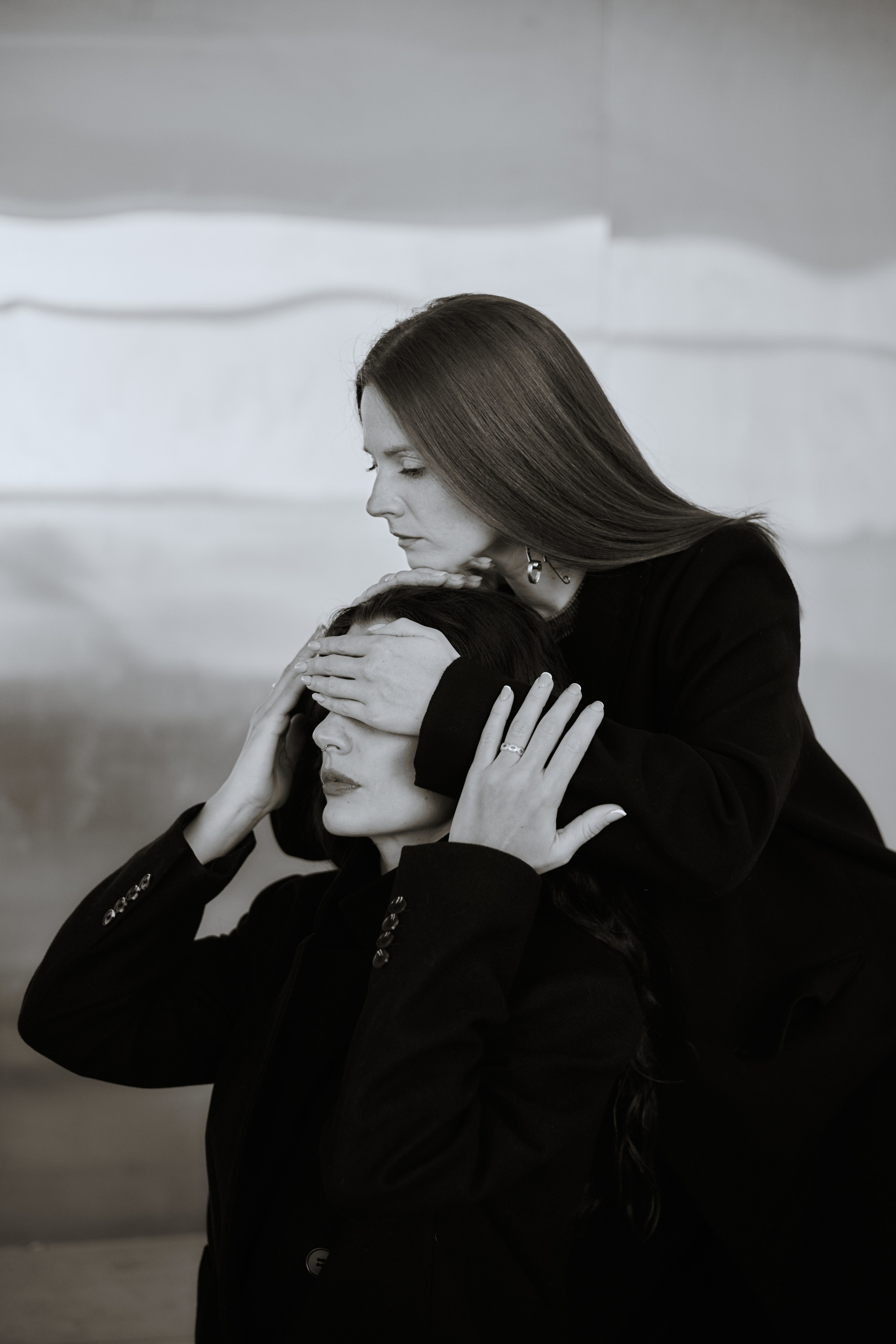 Две девушки на фоне металлической стены, взаимодействуют с друг с другом. Виктория Брызгалова и Анна Пижонкова