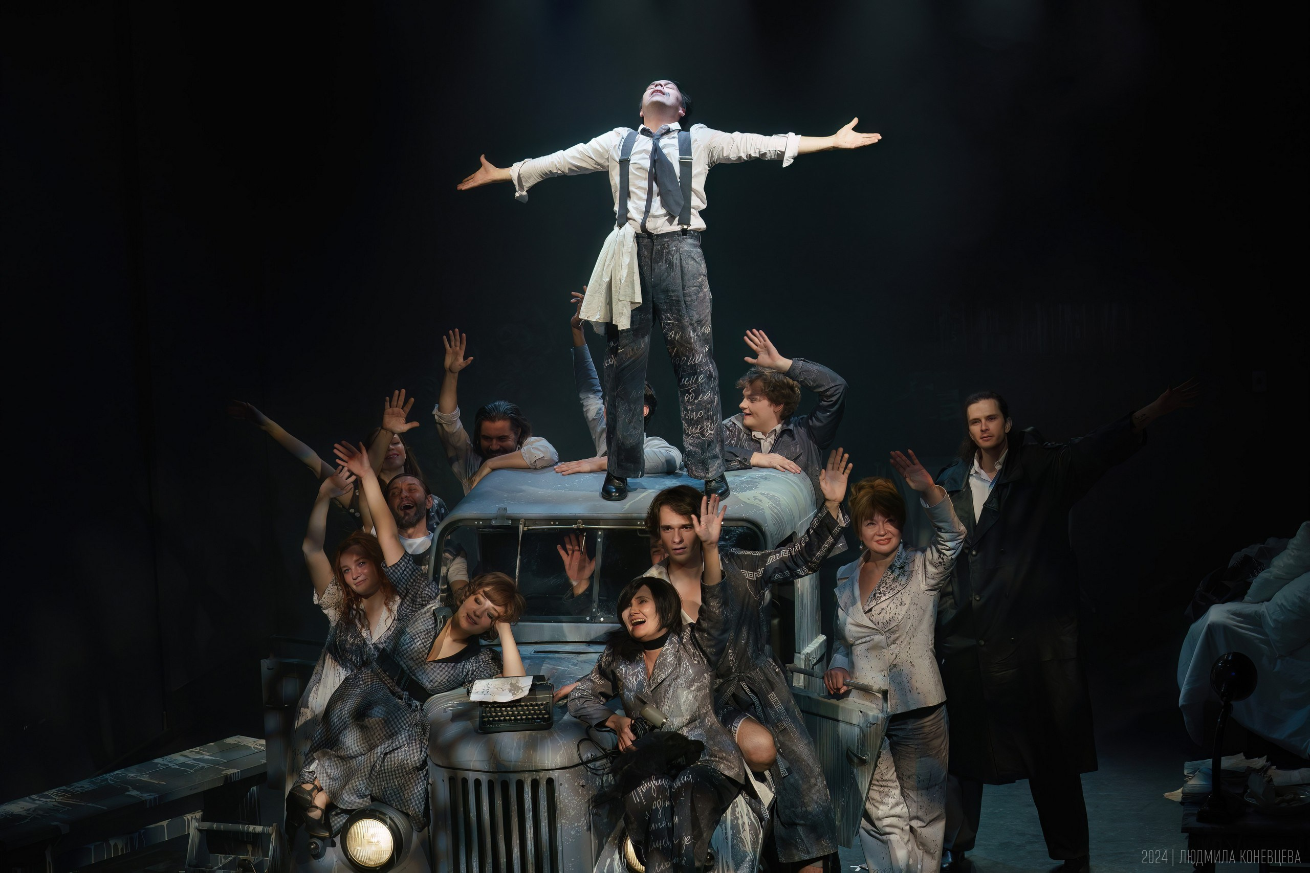 «Свет­лые души, или О том, как на­пи­сать рас­сказ», режиссер Михаил Крылов, Мастерская Петра Фоменко. Театральная фотография