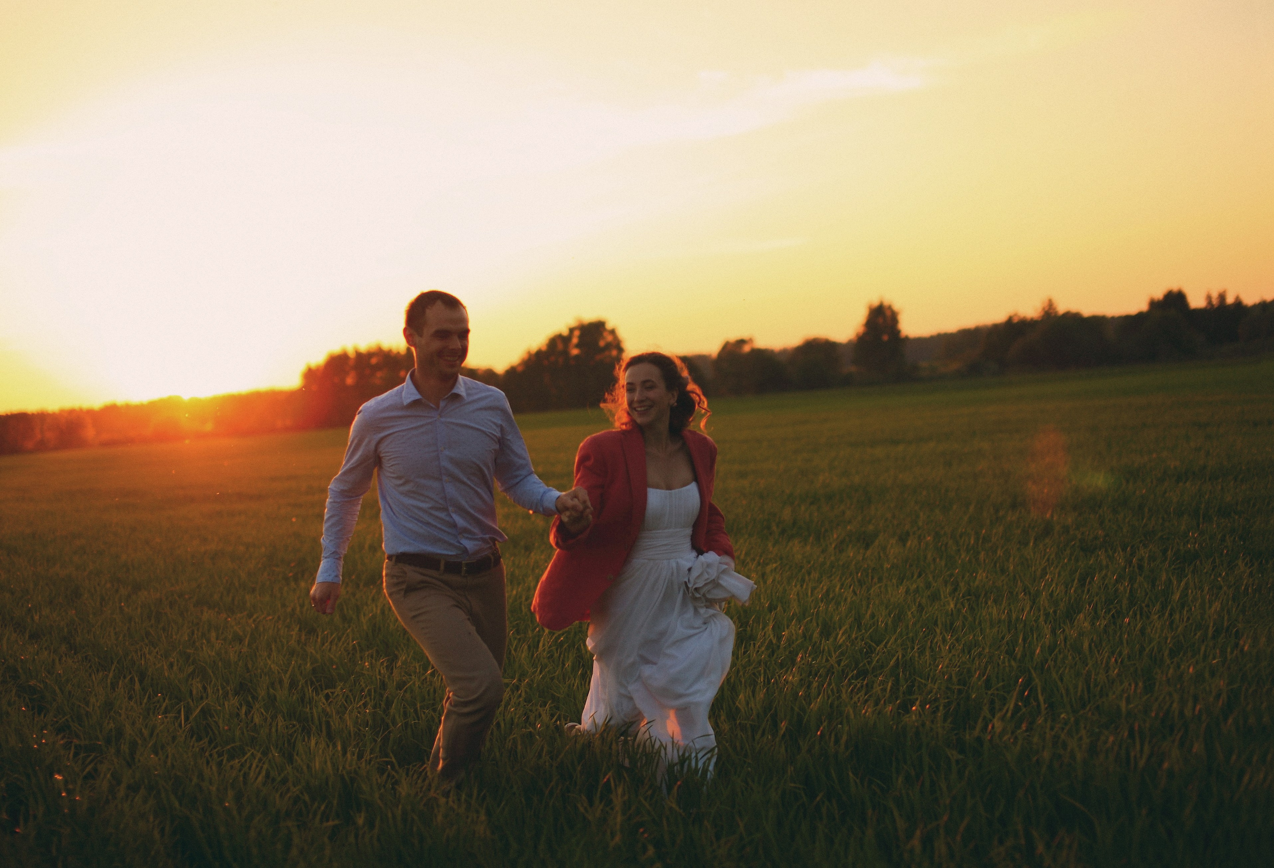 Душевная фотосессия пары в поле. Свадебный и репортажный фотограф в Ярославле и Санкт-Петербурге Роман Микрюков