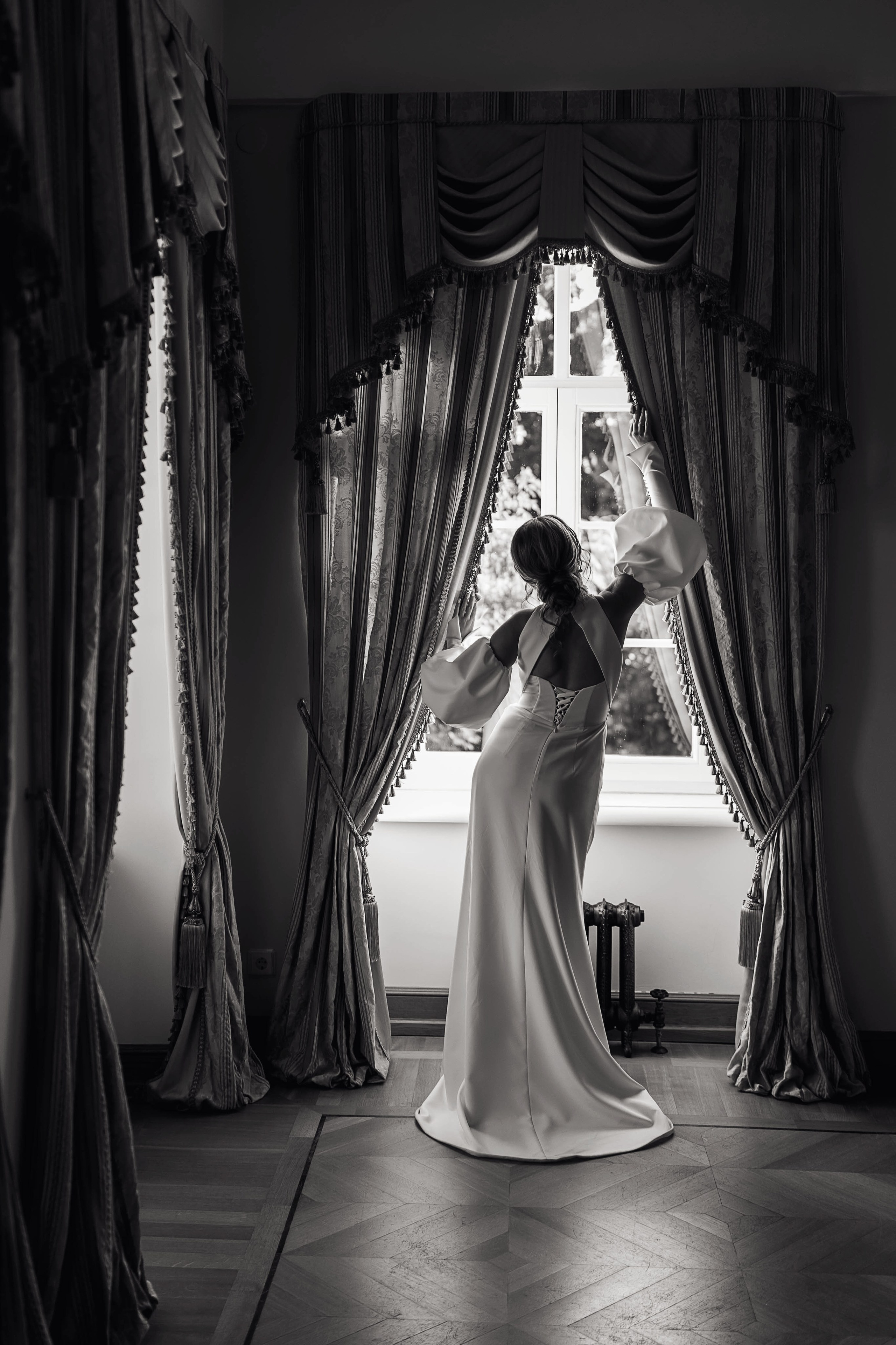 Невеста стоит у окна в усадьбе Лосевых-Шатиловых-Сталь-фон-Гольфштейн в Воронеже