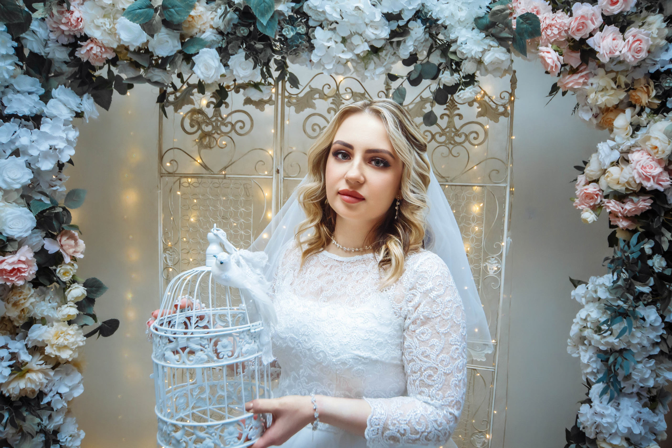 На свадебную фотосессию только в студию, рекомендует фотограф Павел Коротков. Когда и снег и дождь в день свадьбы, или ГУМ или студия, можно конечно ещё в Остров Мечты но я выбираю студию.