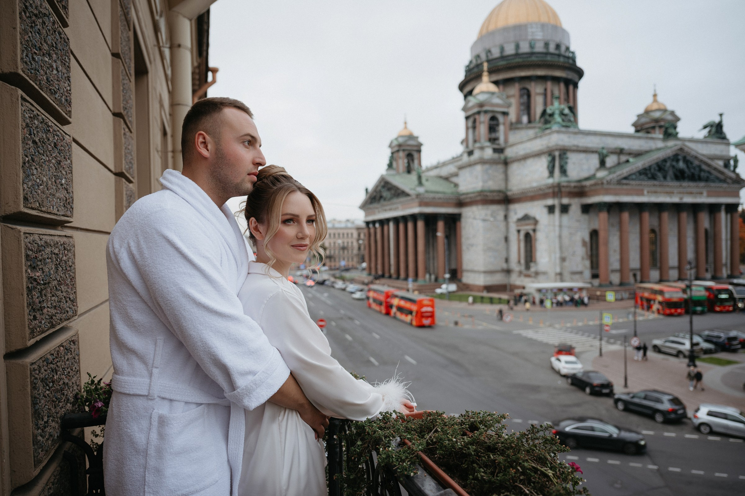 Сборы жениха и невесты в отеле Англетер