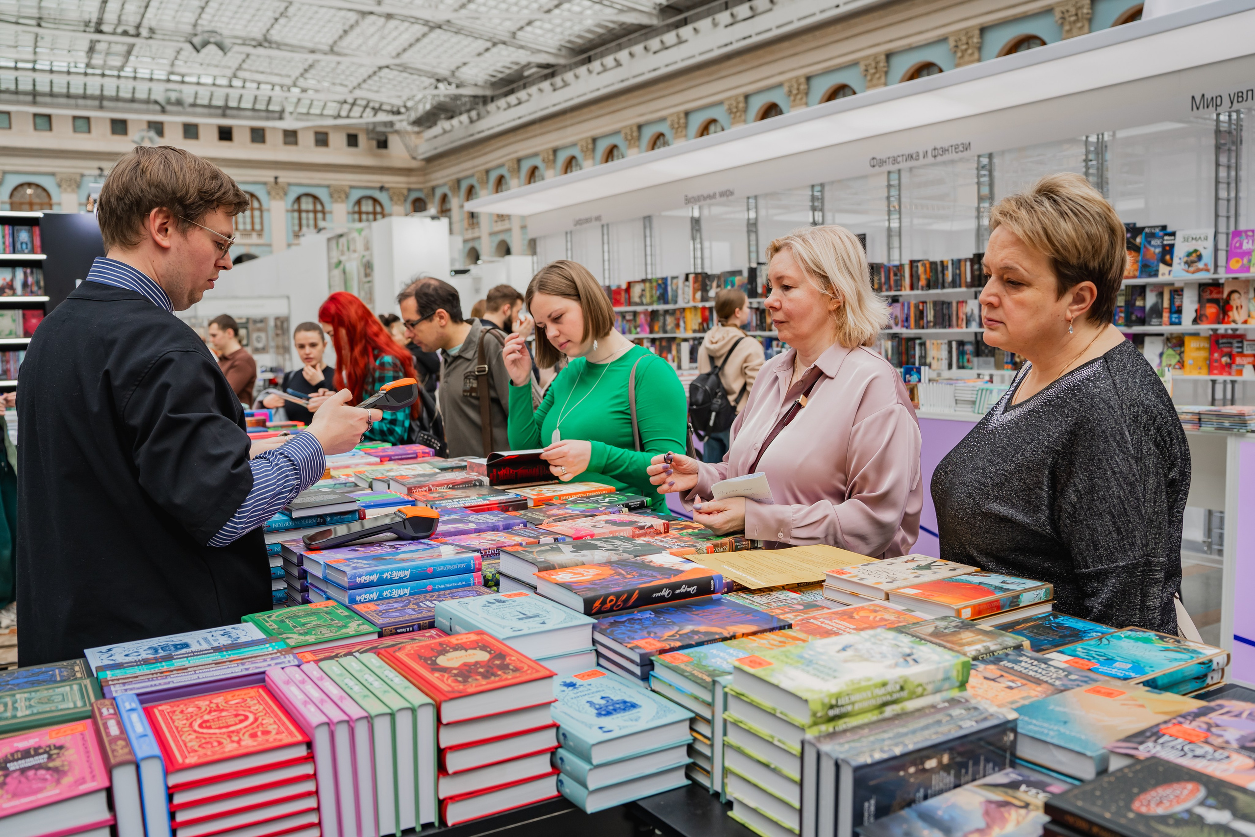 МИФ Non/fictio№ 2025 стенды. Репортажный фотограф Анастасия Рубцова