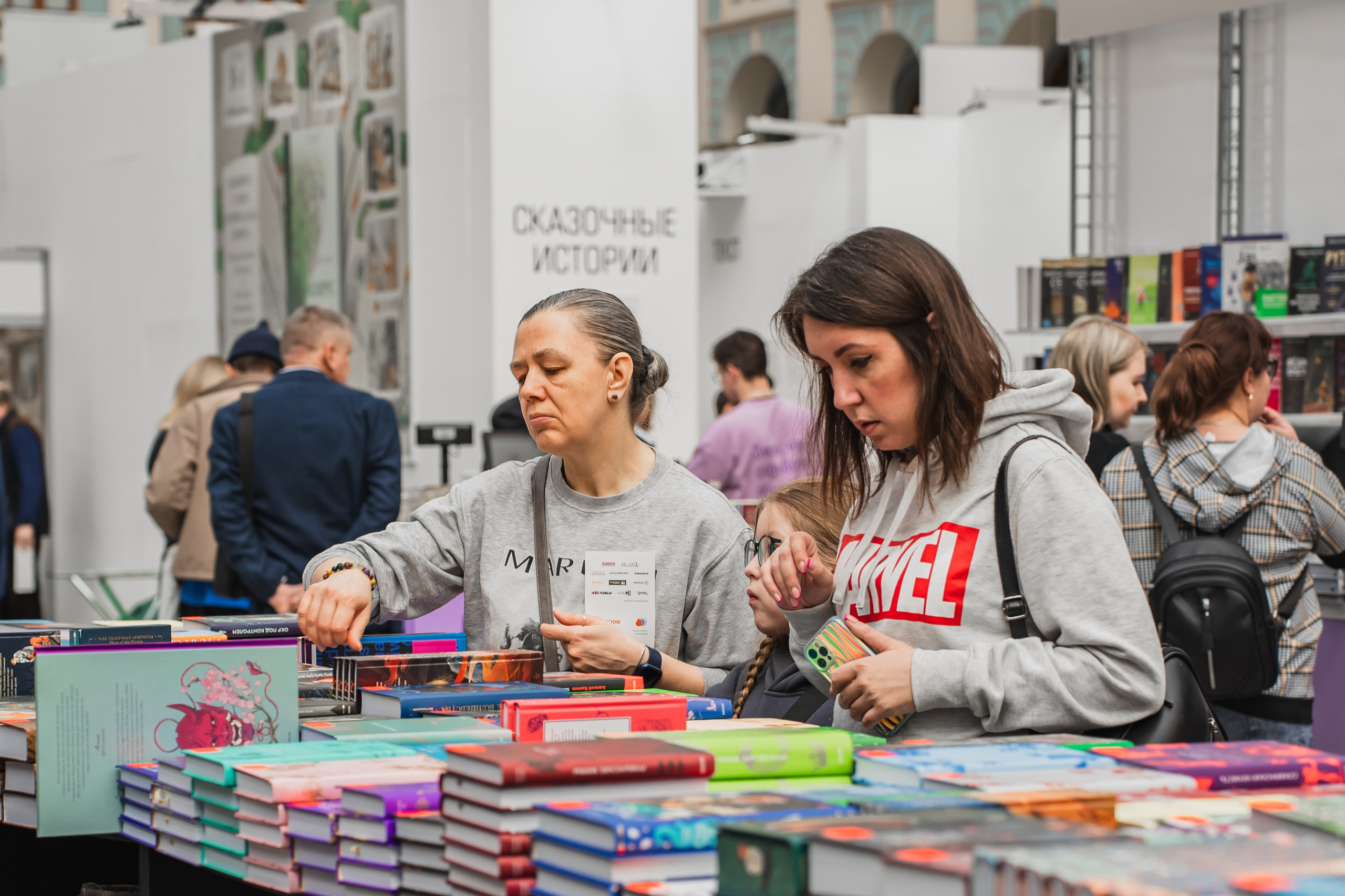 МИФ Non/fictio№ 2025 стенды. Репортажный фотограф Анастасия Рубцова
