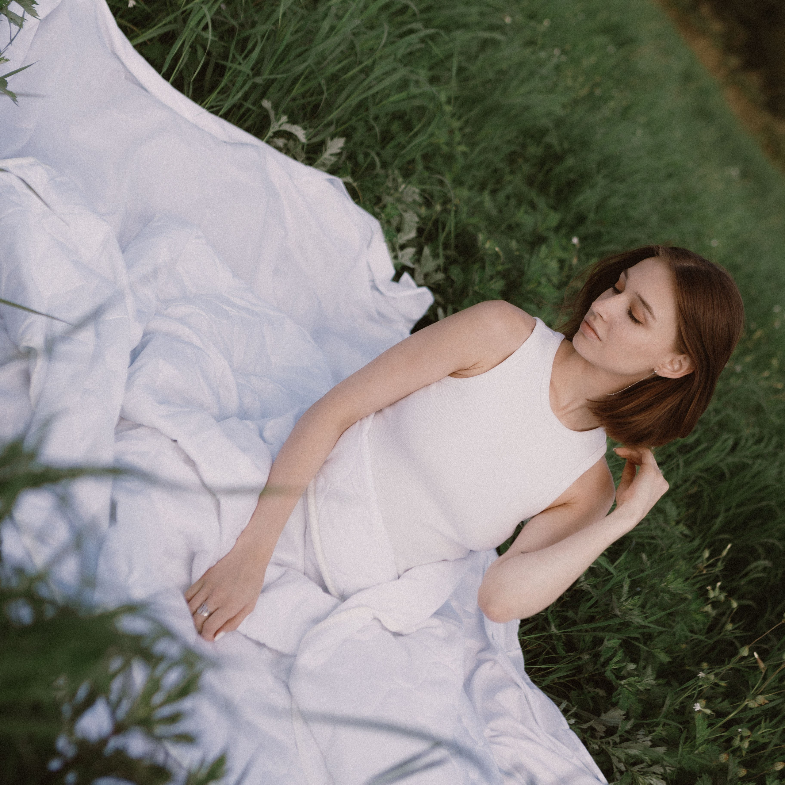 Летняя фотосессия в поле. Девушка в поле в кровати