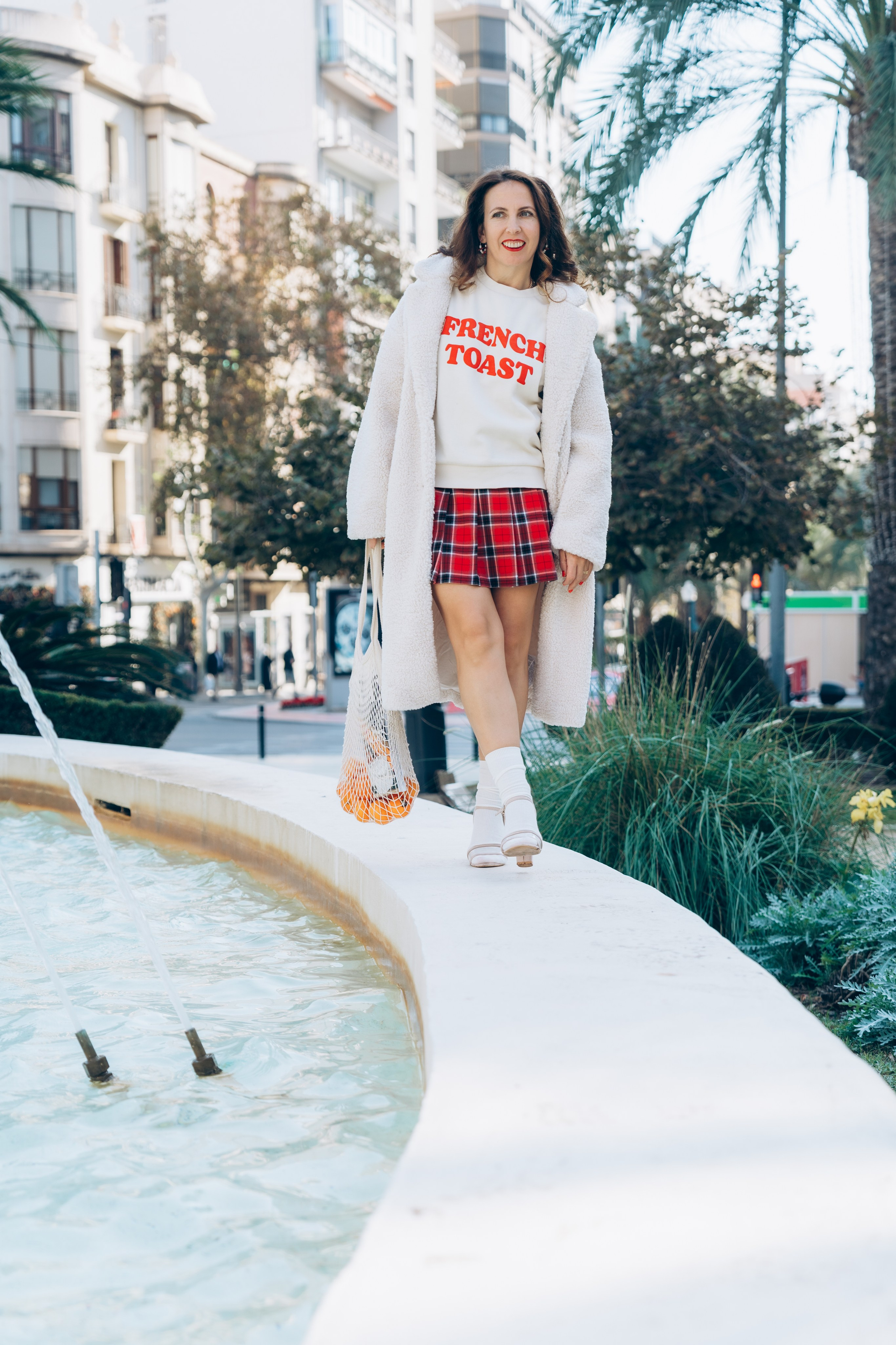 девушка у фонтана фото прогулочная фотосессия Аликанте