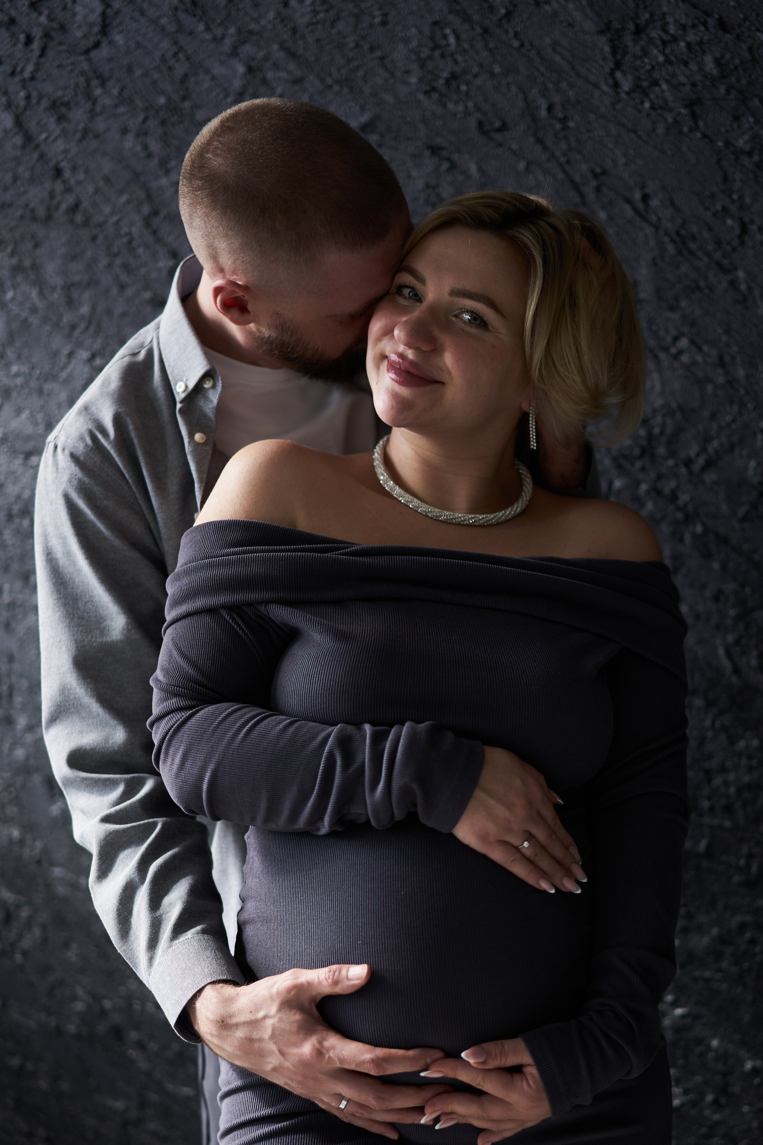 Беременность съемка пары в студии. Фотограф Екатеринбург Кокшарова Александра