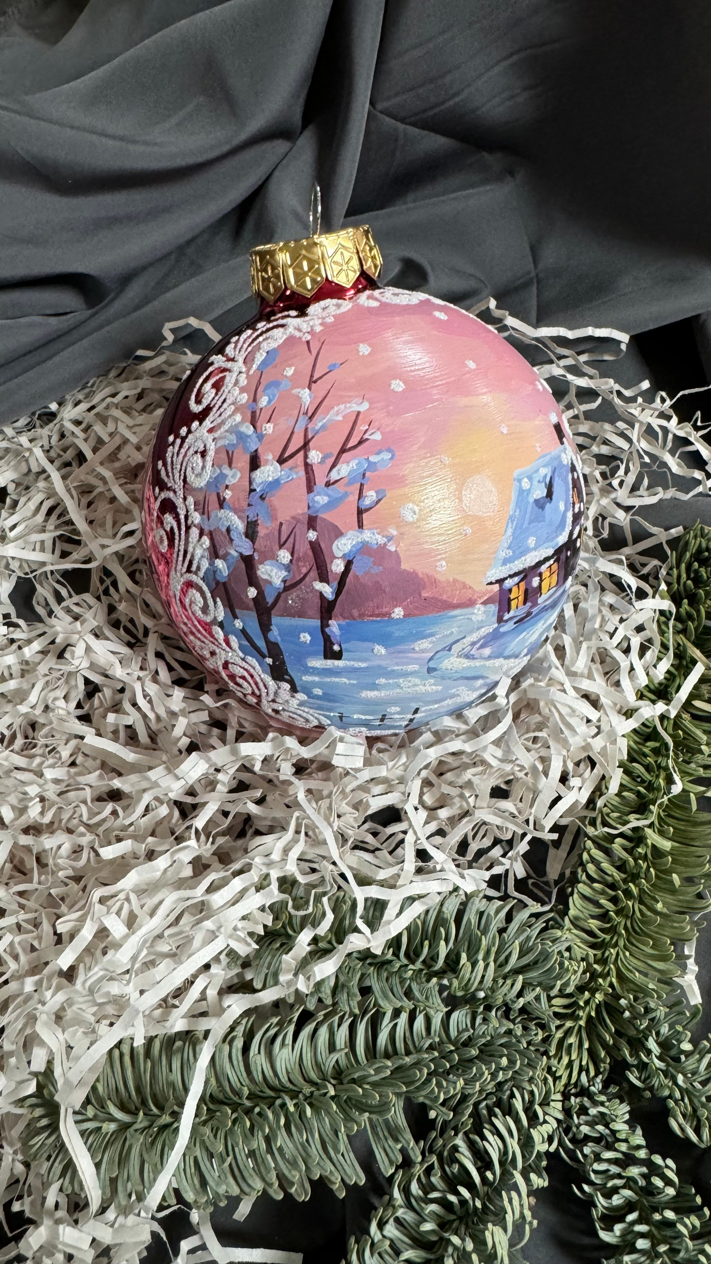 ArtSHARm- наше портфолио по ёлочным шарам с ручной росписью. Художественная ручная роспись елочных шаров, корпоративные подарки и восковые аромасвечи