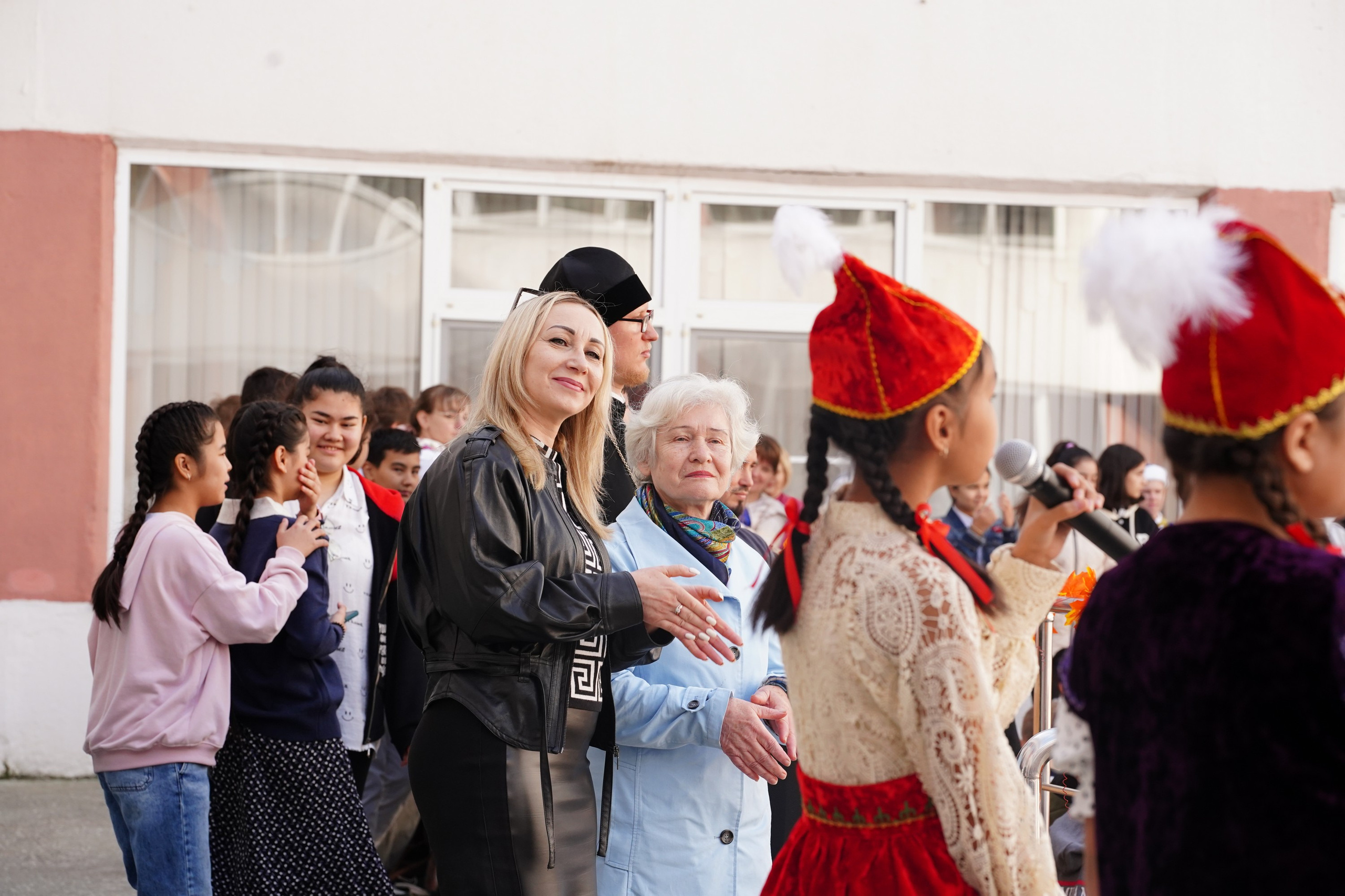 Праздник Осени 111 шк. MEMENTO.Выпускные альбомы, школьные, юбилейные и другие книги. Ростов-на-Дону